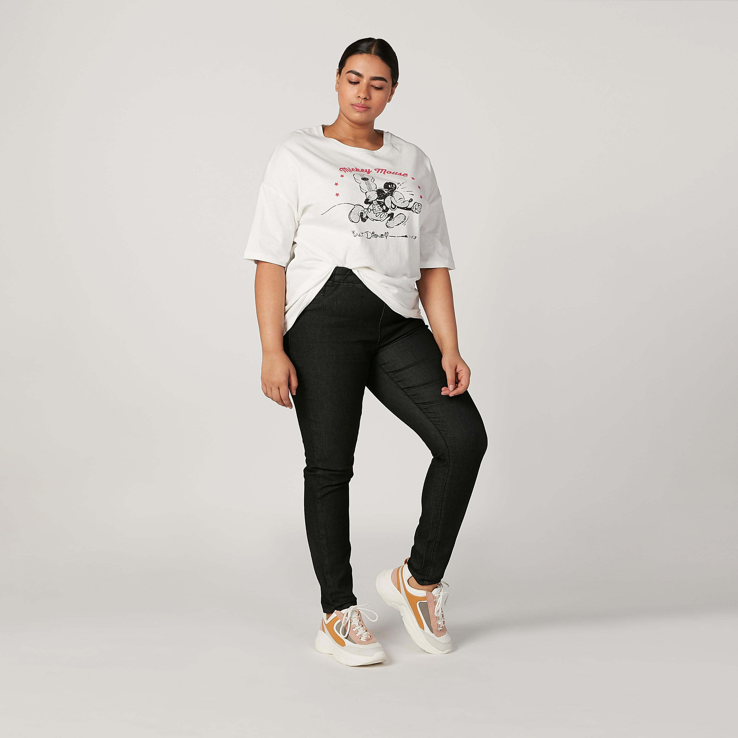 تيشيرت بياقة مستديرة وأكتاف منسدلة وطبعات ميكي ماوس-women-clothing-tshirts-image-2