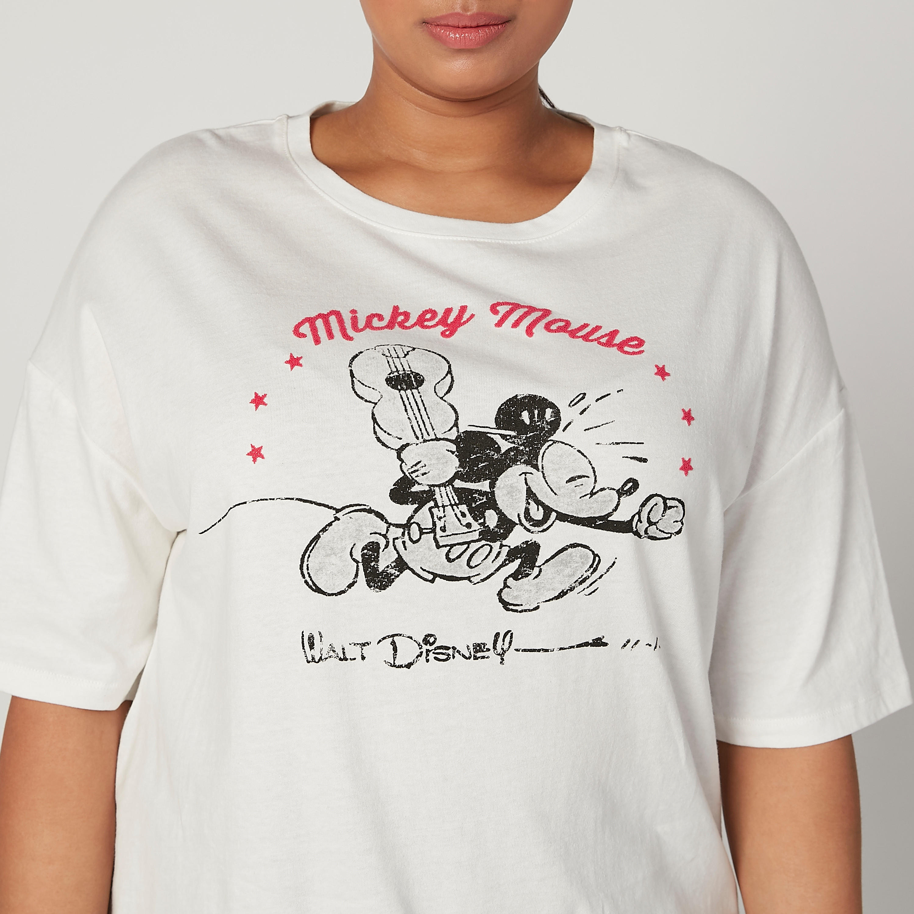 تيشيرت بياقة مستديرة وأكتاف منسدلة وطبعات ميكي ماوس-women-clothing-tshirts-image-3