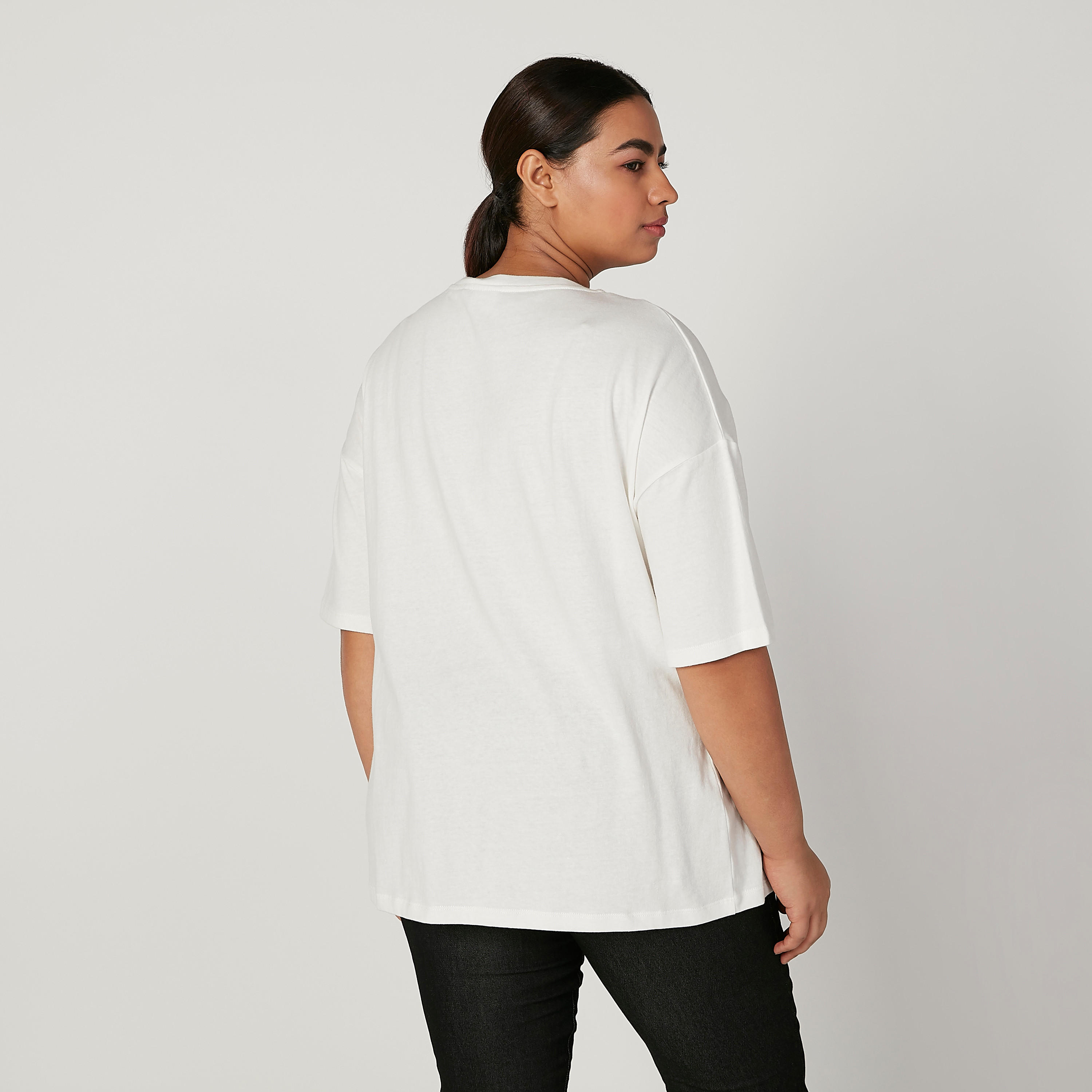 تيشيرت بياقة مستديرة وأكتاف منسدلة وطبعات ميكي ماوس-women-clothing-tshirts-image-4