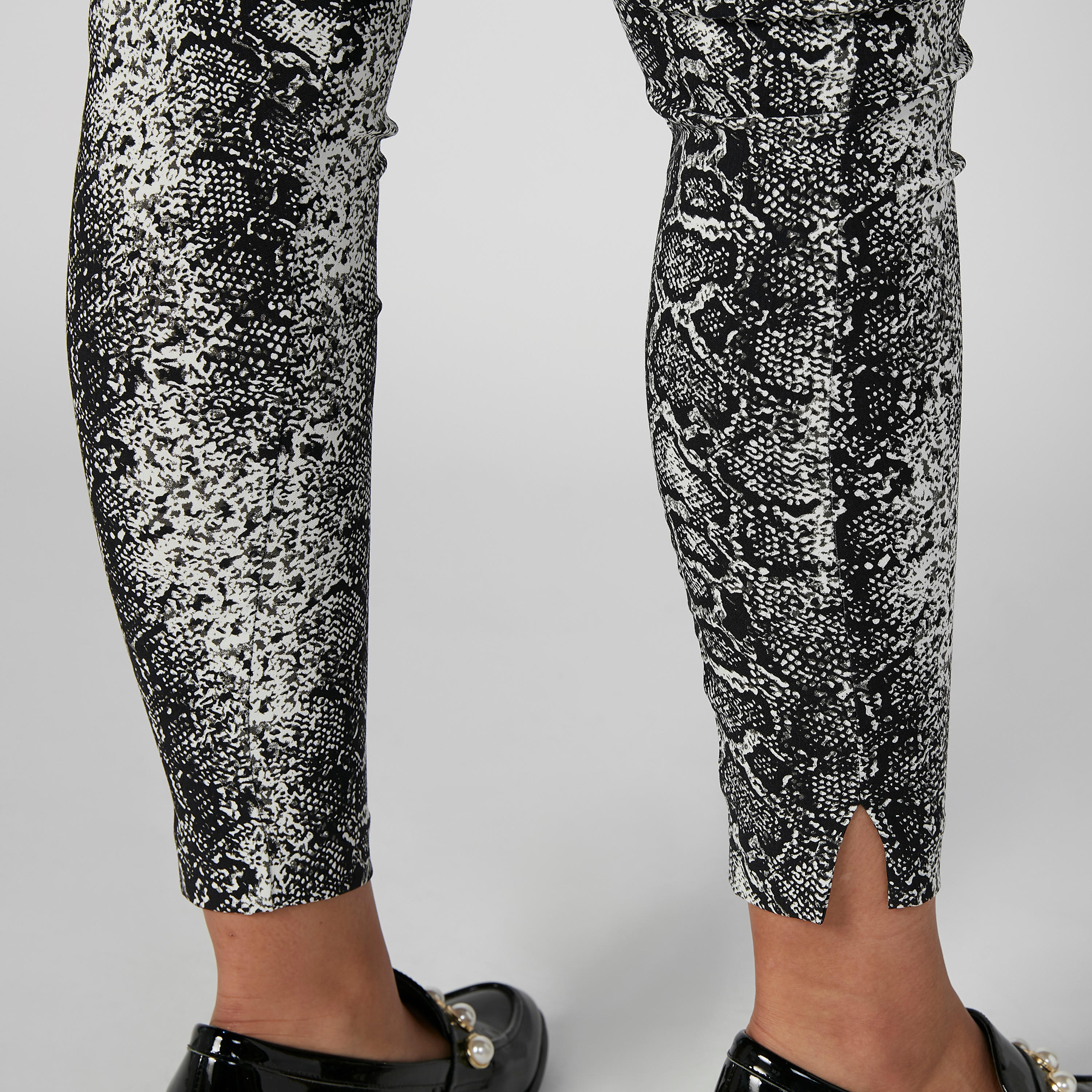 بنطلون ليقنز بخصر مطاطي متوسط الارتفاع وطبعات حيوانات-women-clothing-bottoms-leggings-image-3