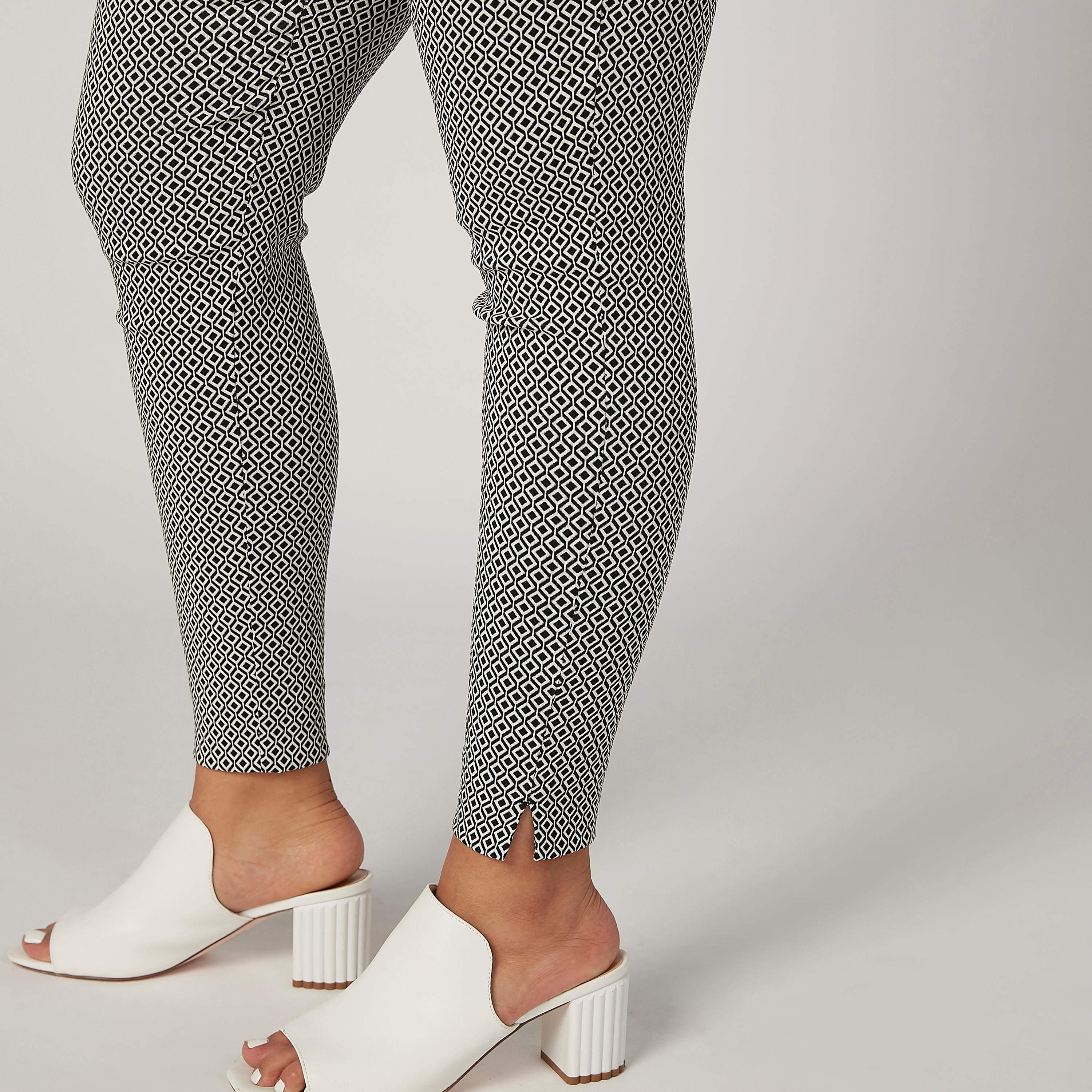 بنطلون ضيّق بخصر مطّاطي وفتحة وطبعات-women-clothing-bottoms-leggings-image-3