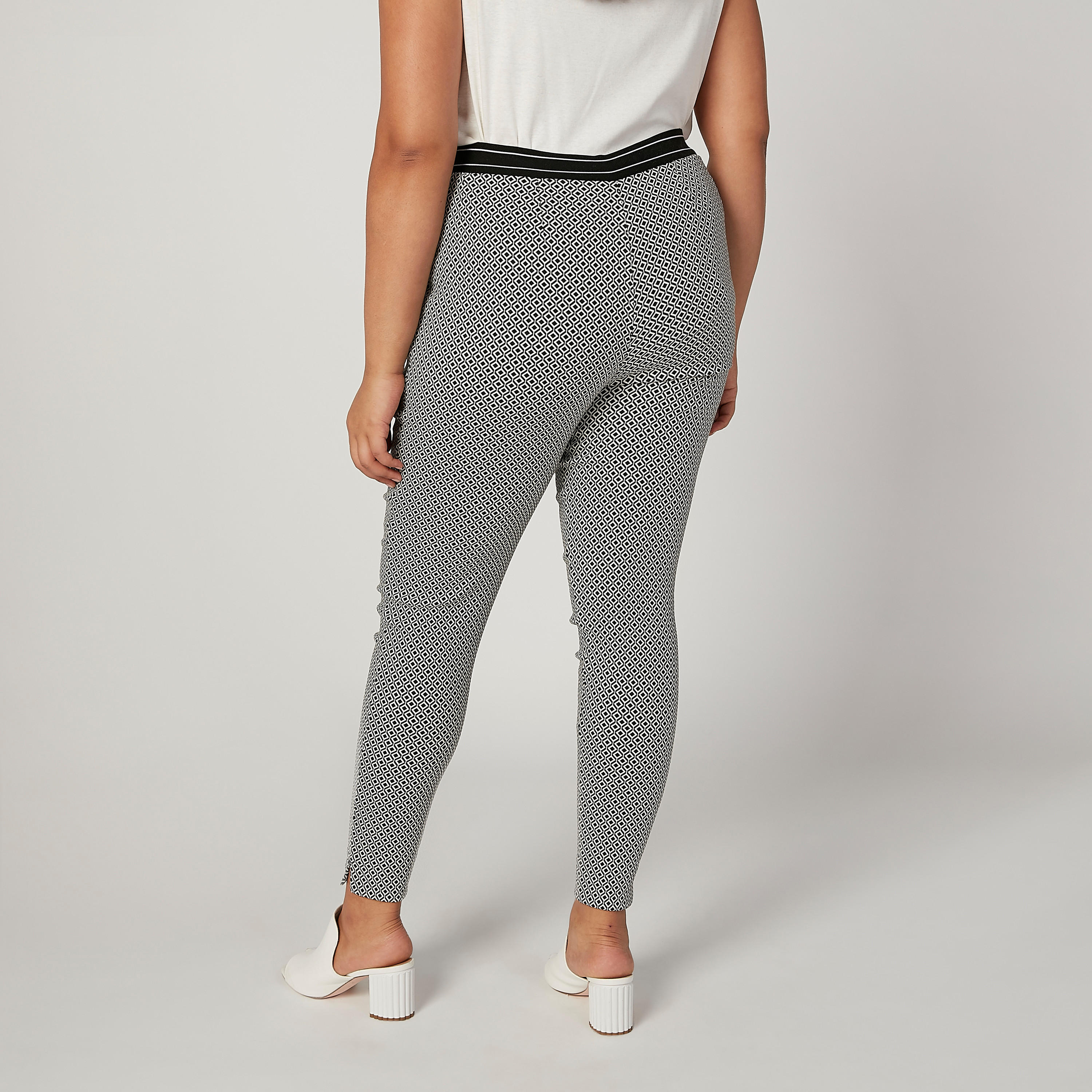 بنطلون ضيّق بخصر مطّاطي وفتحة وطبعات-women-clothing-bottoms-leggings-image-4