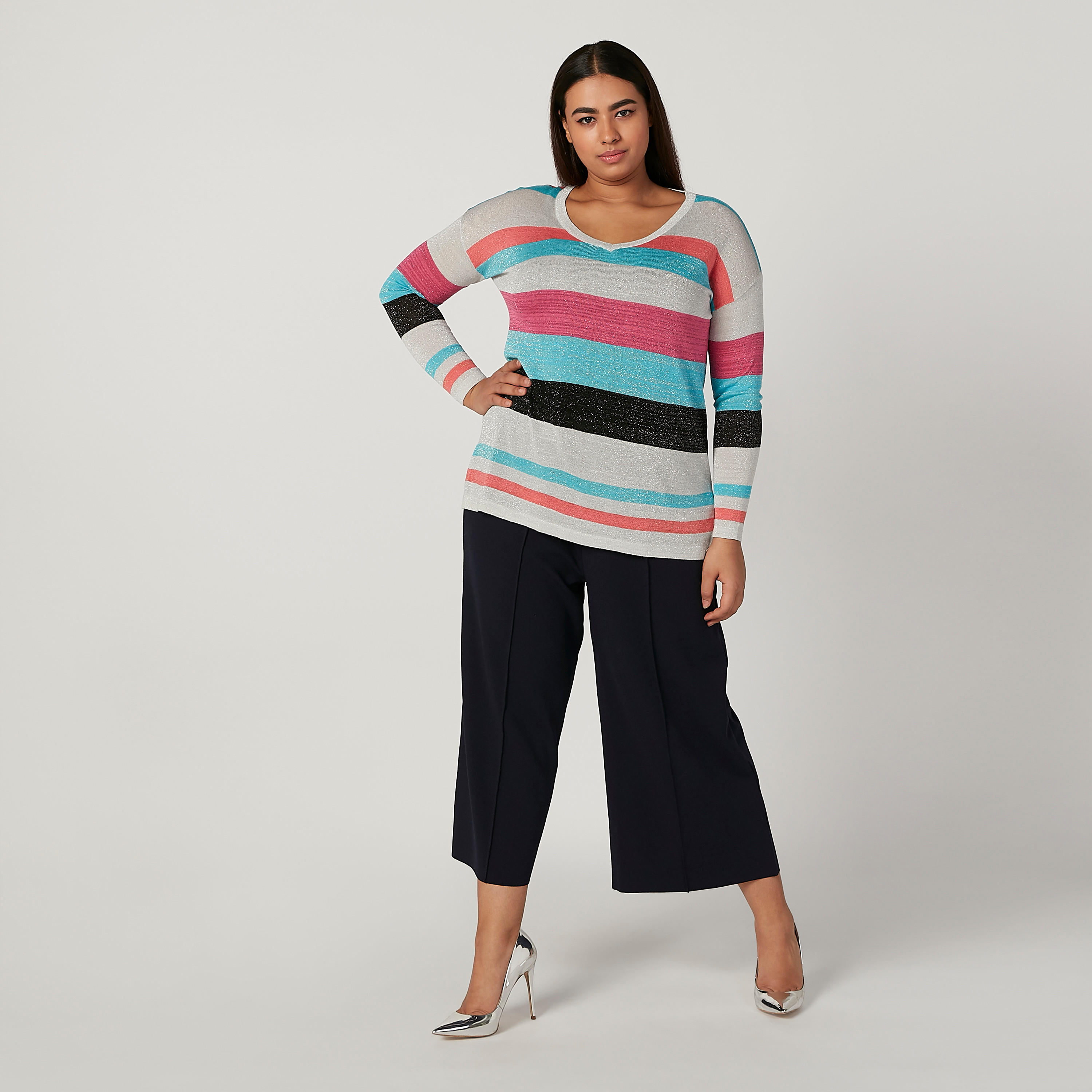 بلوزة مقلّمة بياقة V وأكمام طويلة-women-clothing-tshirts-image-3