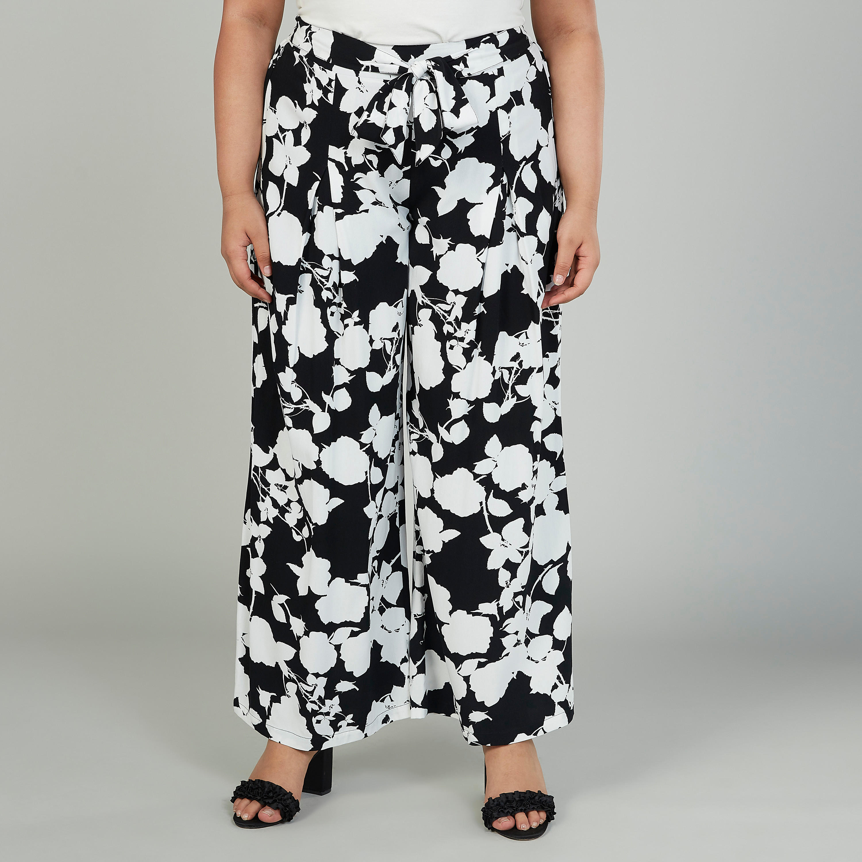 بنطلون بلازو بخصر متوسّط الإرتفاع بطبعات زهريّة وأربطة-women-clothing-bottoms-trousers-image-1