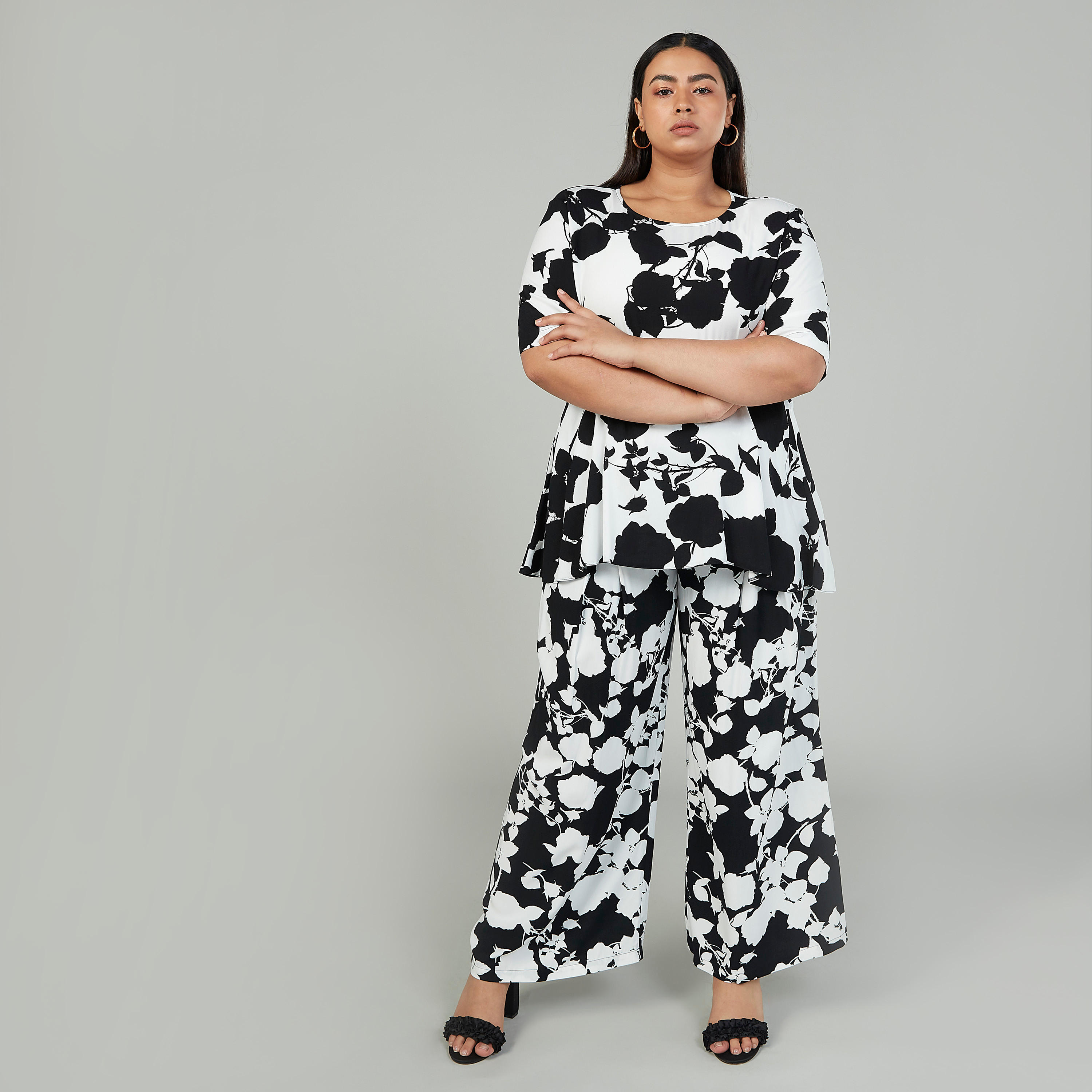 بنطلون بلازو بخصر متوسّط الإرتفاع بطبعات زهريّة وأربطة-women-clothing-bottoms-trousers-image-2