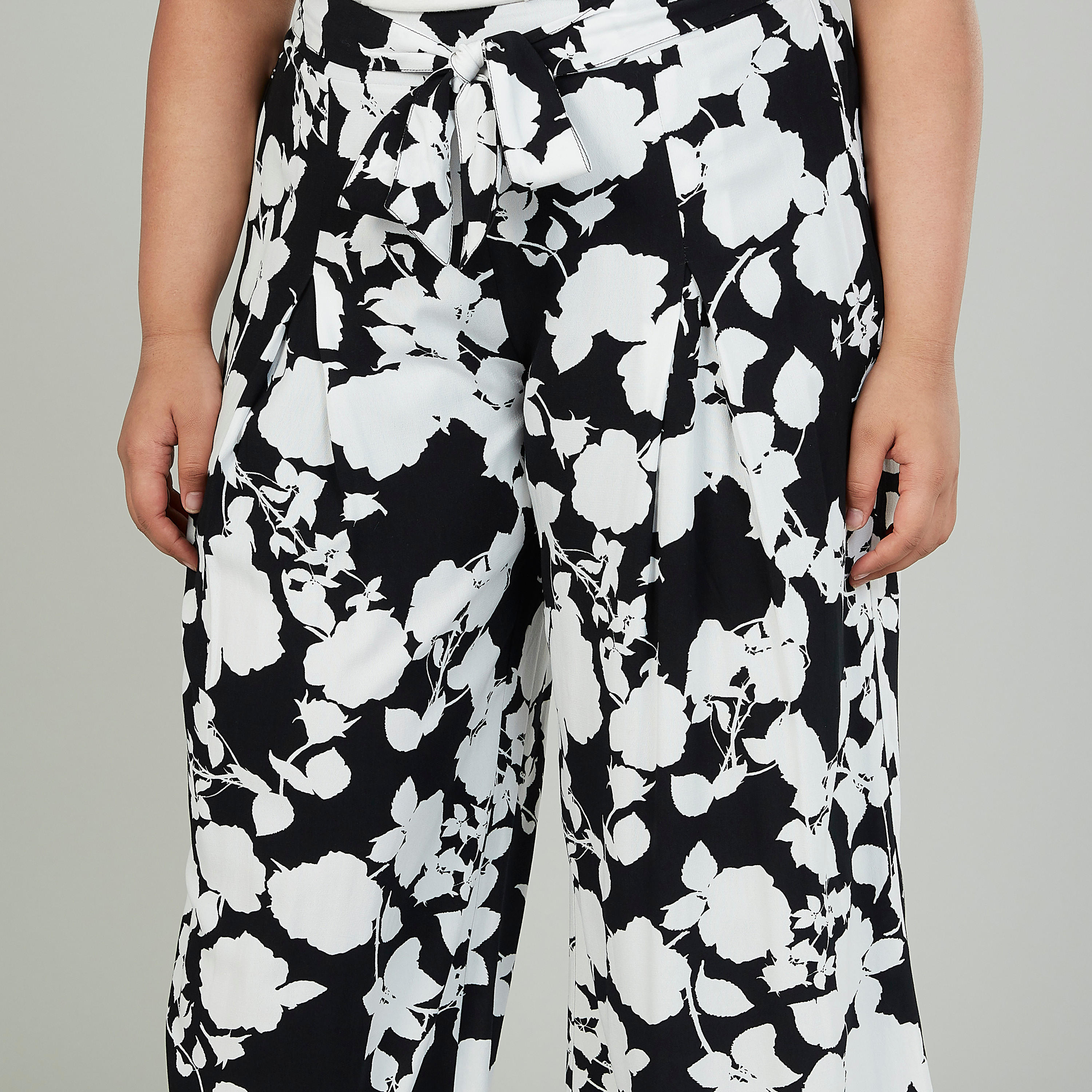 بنطلون بلازو بخصر متوسّط الإرتفاع بطبعات زهريّة وأربطة-women-clothing-bottoms-trousers-image-3
