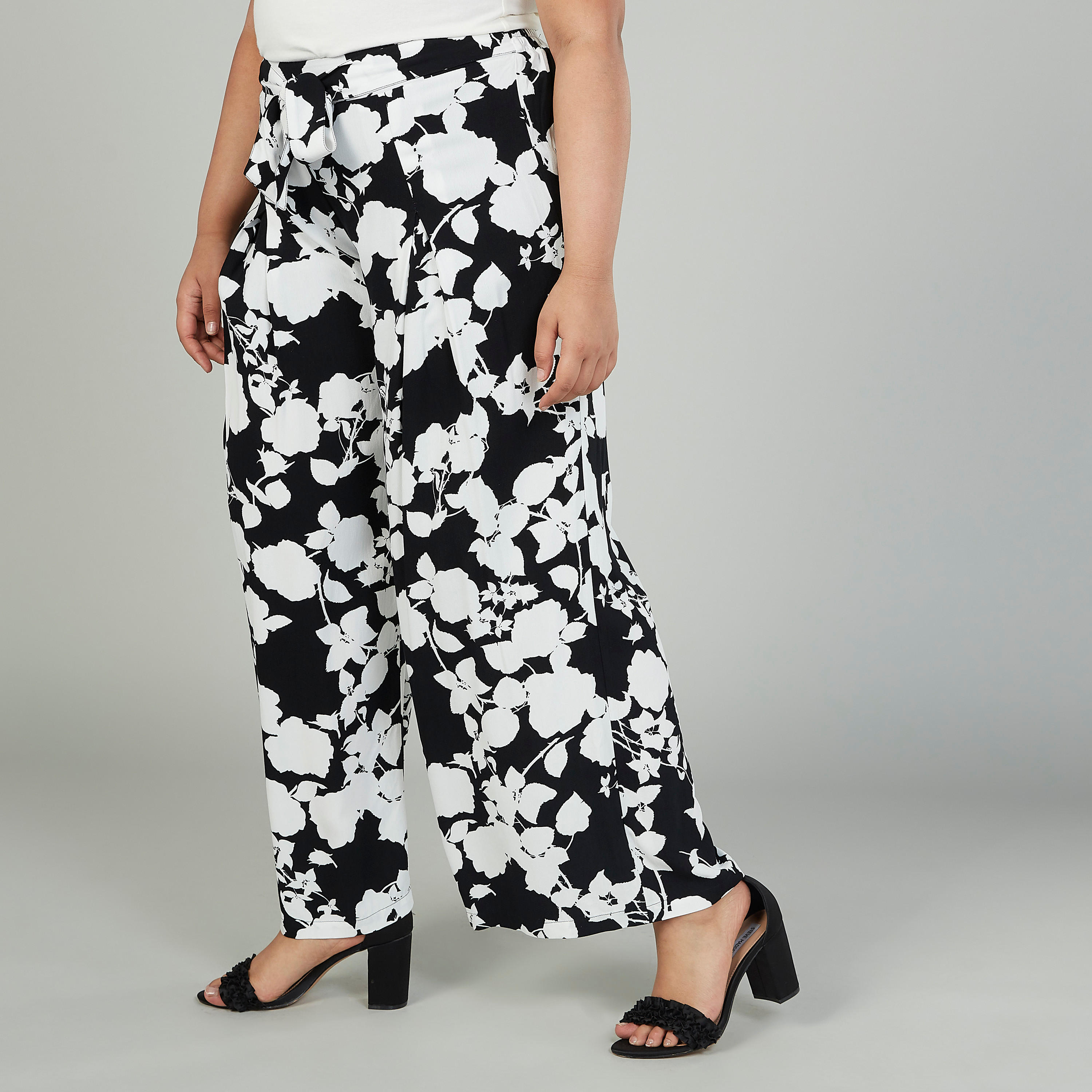 بنطلون بلازو بخصر متوسّط الإرتفاع بطبعات زهريّة وأربطة-women-clothing-bottoms-trousers-image-5
