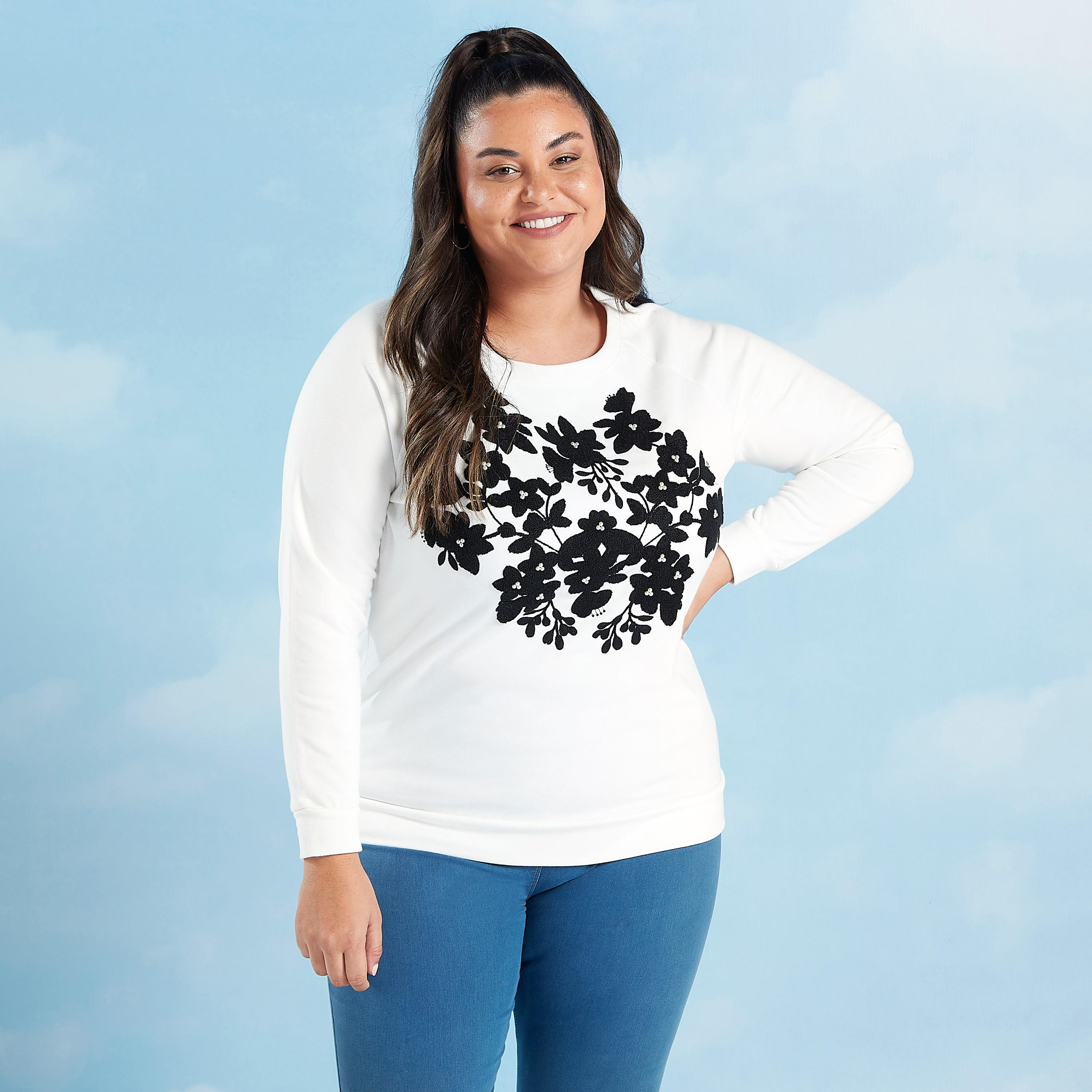 بلوزة مطرّزة بياقة مستديرة وأكمام طويلة-women-clothing-tshirts-image-4