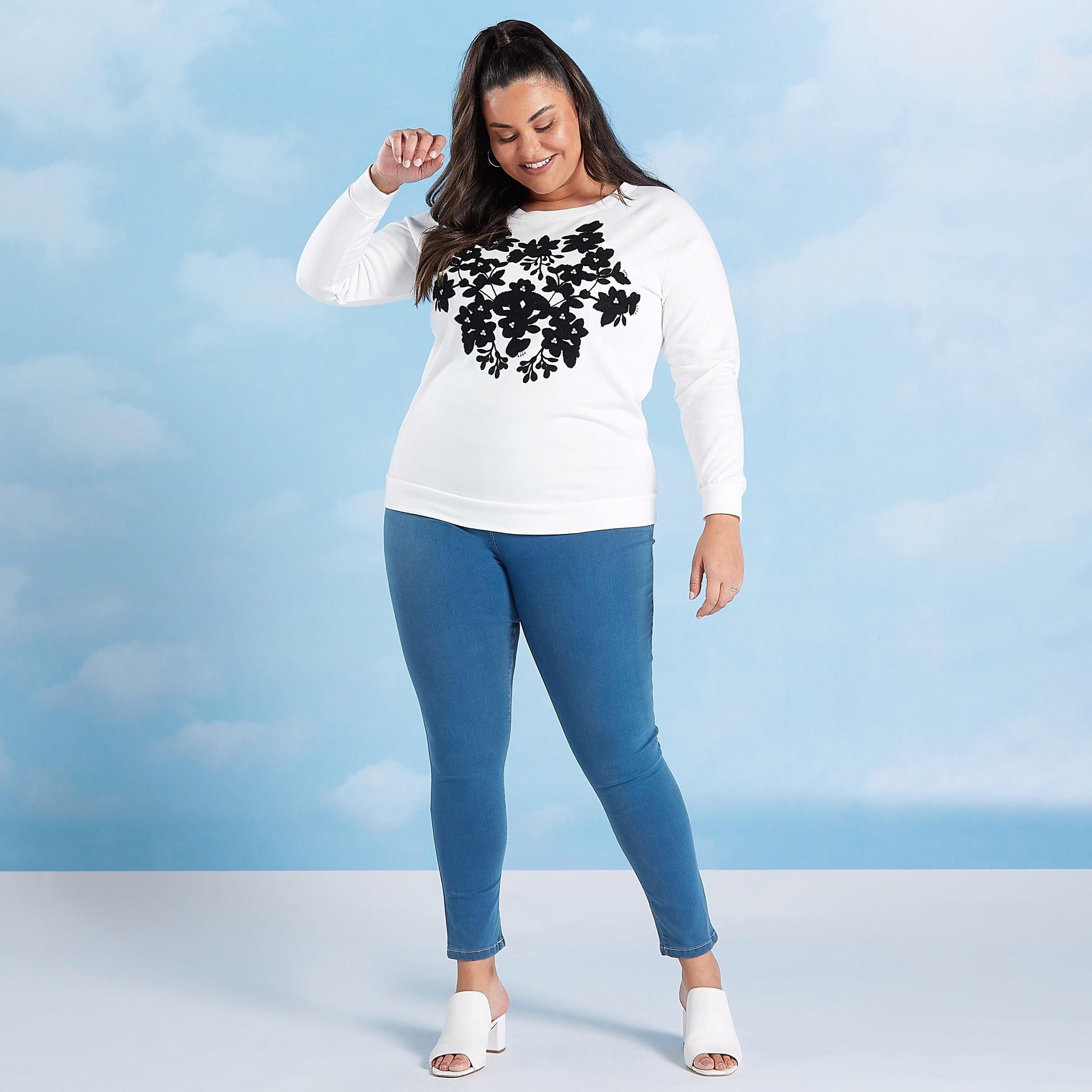 بلوزة مطرّزة بياقة مستديرة وأكمام طويلة-women-clothing-tshirts-image-3