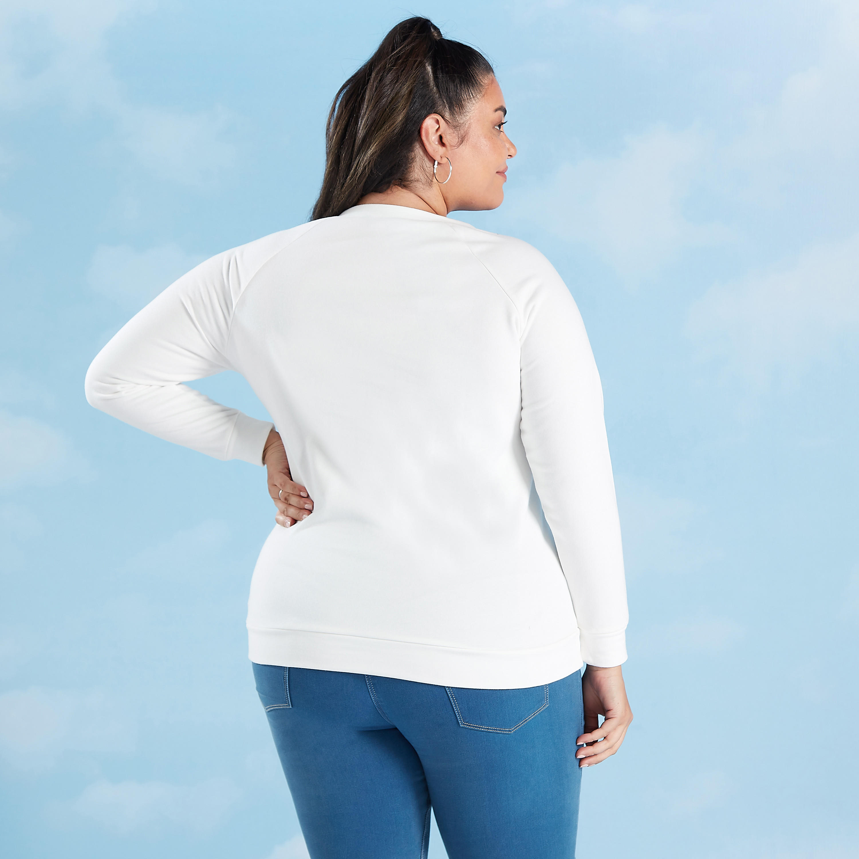بلوزة مطرّزة بياقة مستديرة وأكمام طويلة-women-clothing-tshirts-image-1