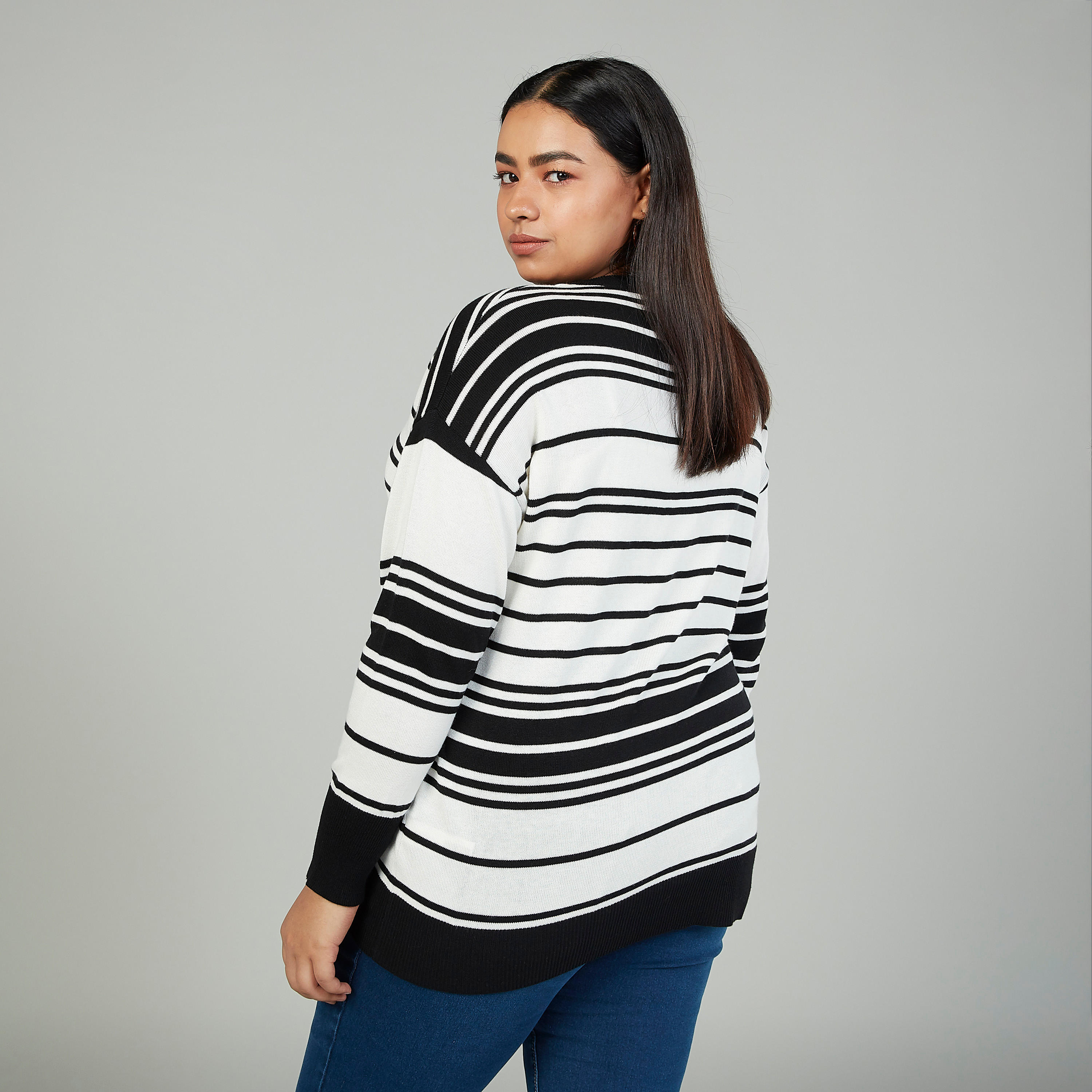 كنزة بتصميم مخطط وياقة ضيقة وأكمام طويلة-women-winterwear-cardigansandjumpers-cardigans-image-4