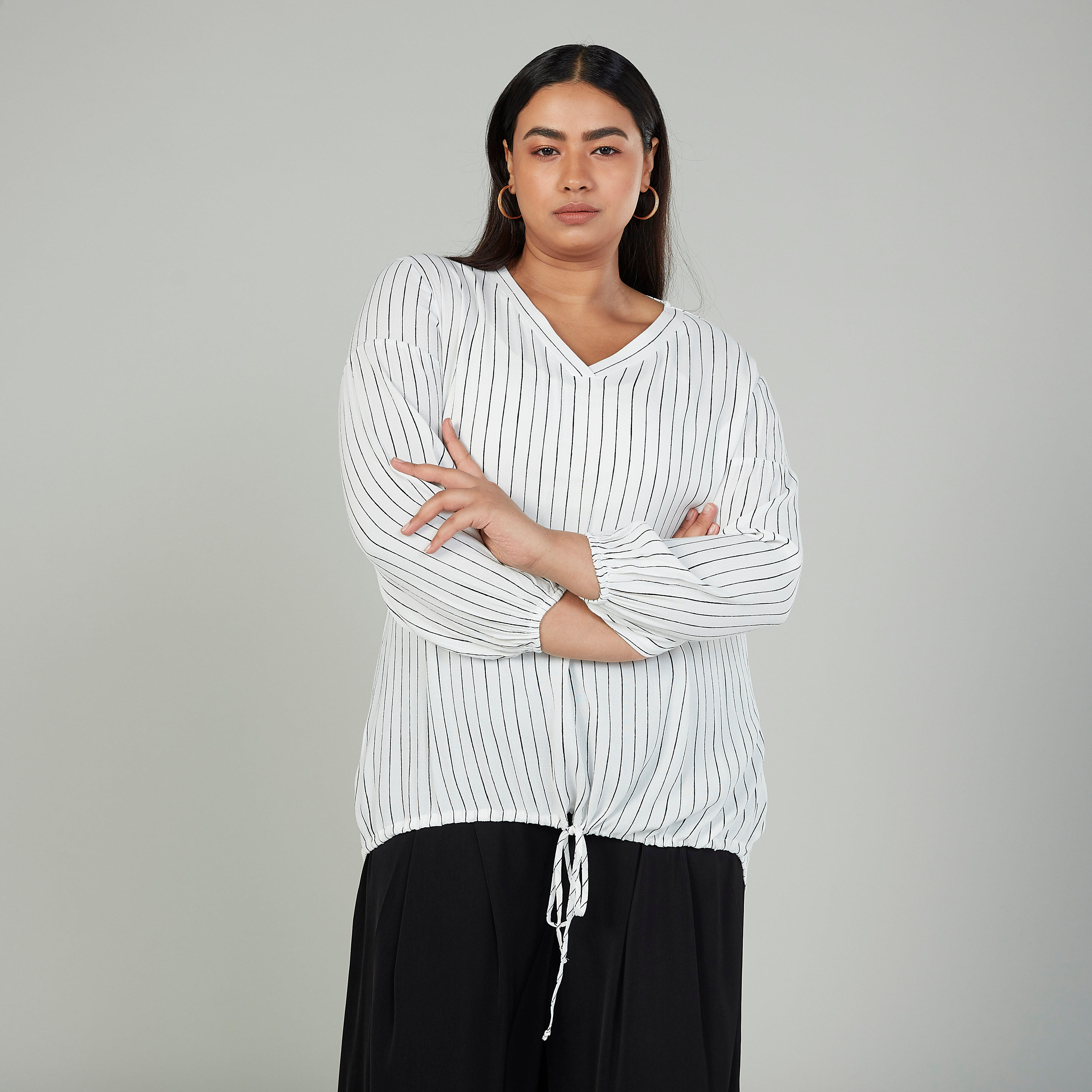 بلوزة مقلّمة بياقة V وأكمام طويلة-women-clothing-shirtsandblouses-blouses-image-1