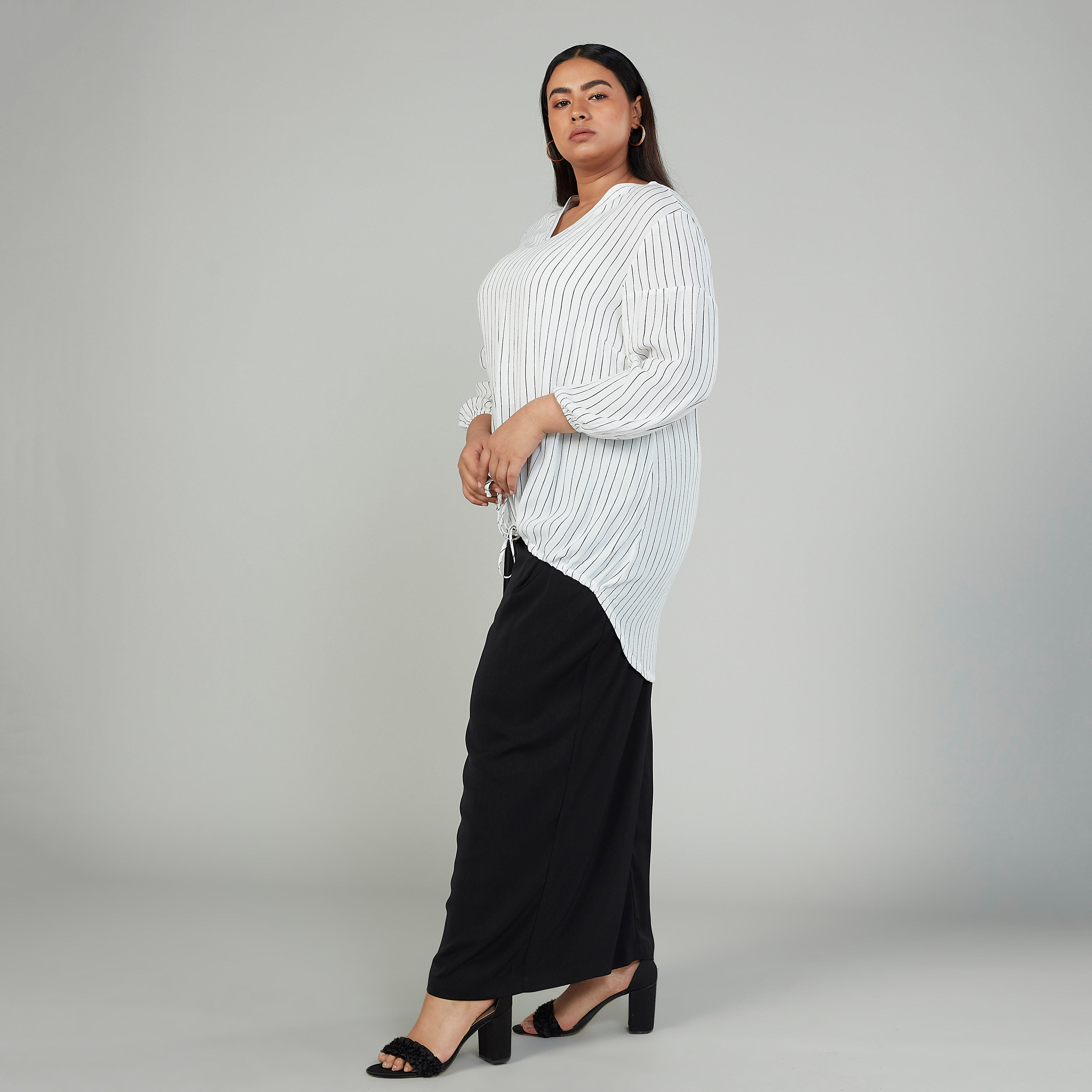 بلوزة مقلّمة بياقة V وأكمام طويلة-women-clothing-shirtsandblouses-blouses-image-2