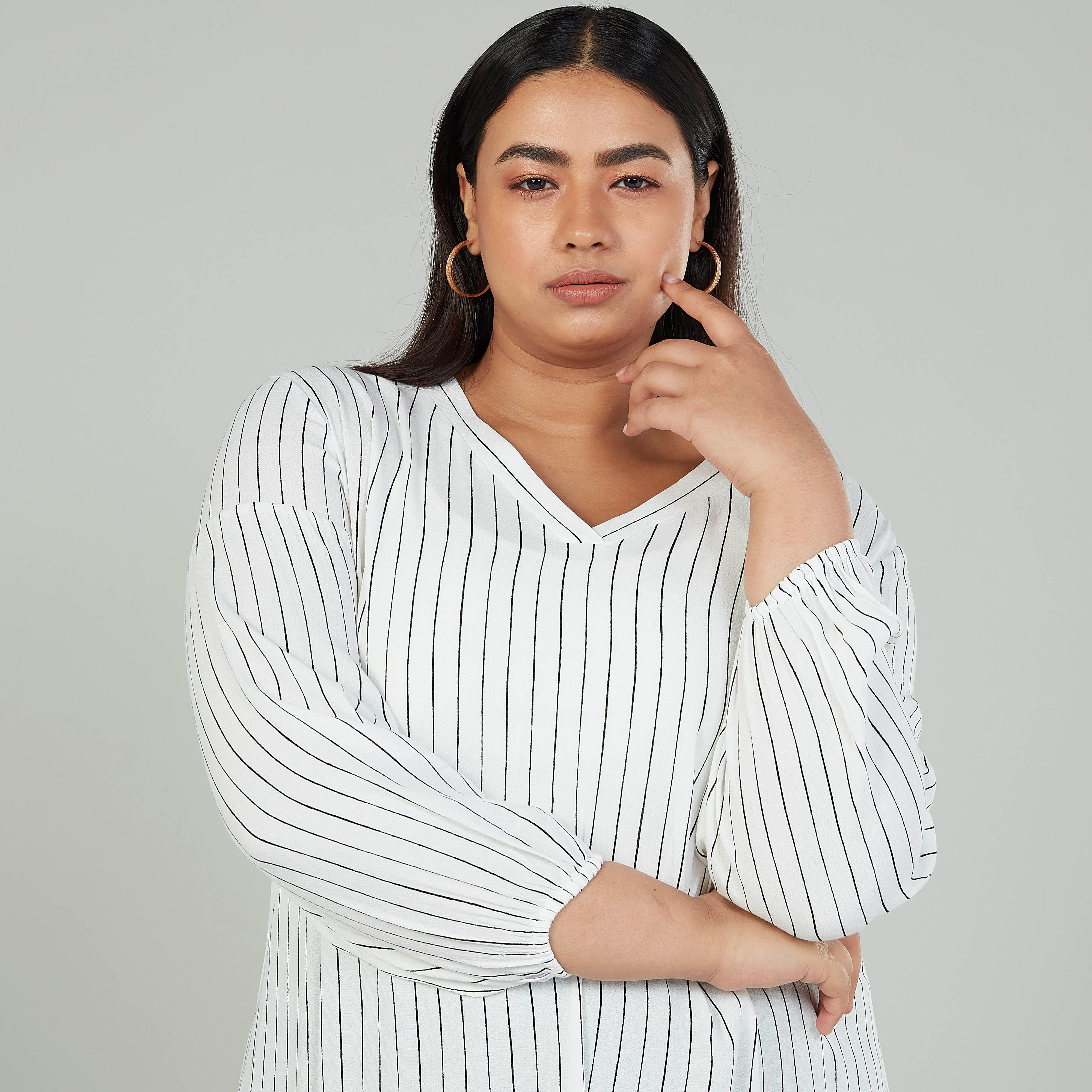 بلوزة مقلّمة بياقة V وأكمام طويلة-women-clothing-shirtsandblouses-blouses-image-3