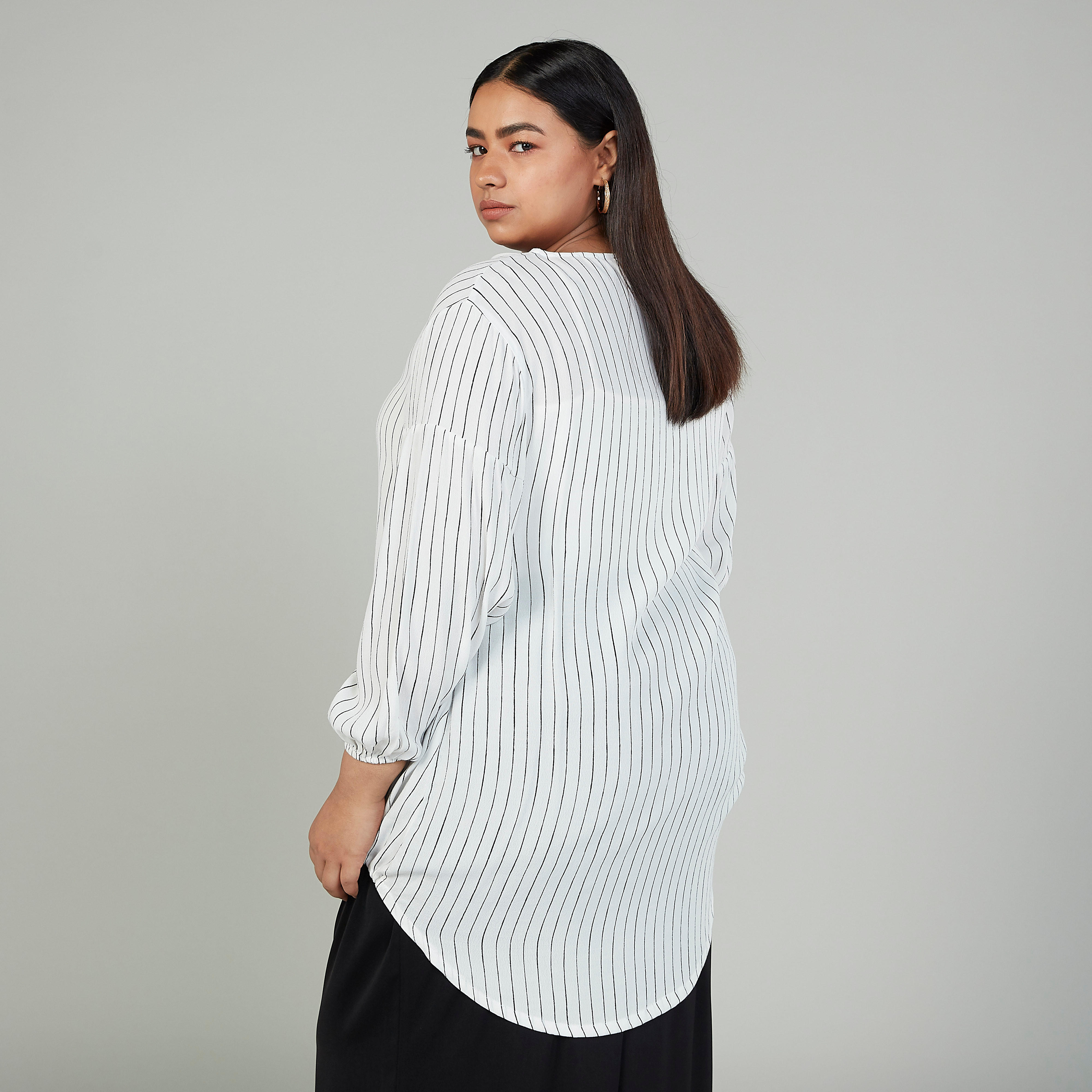 بلوزة مقلّمة بياقة V وأكمام طويلة-women-clothing-shirtsandblouses-blouses-image-4