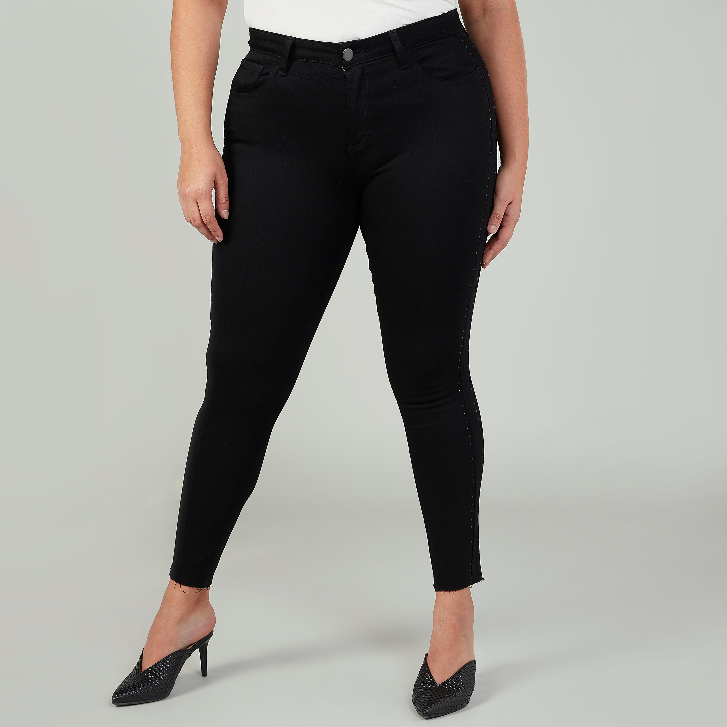 بنطلون جينز سكيني سادة بخصر متوسط الارتفاع وجيوب-women-clothing-bottoms-jeans-image-1