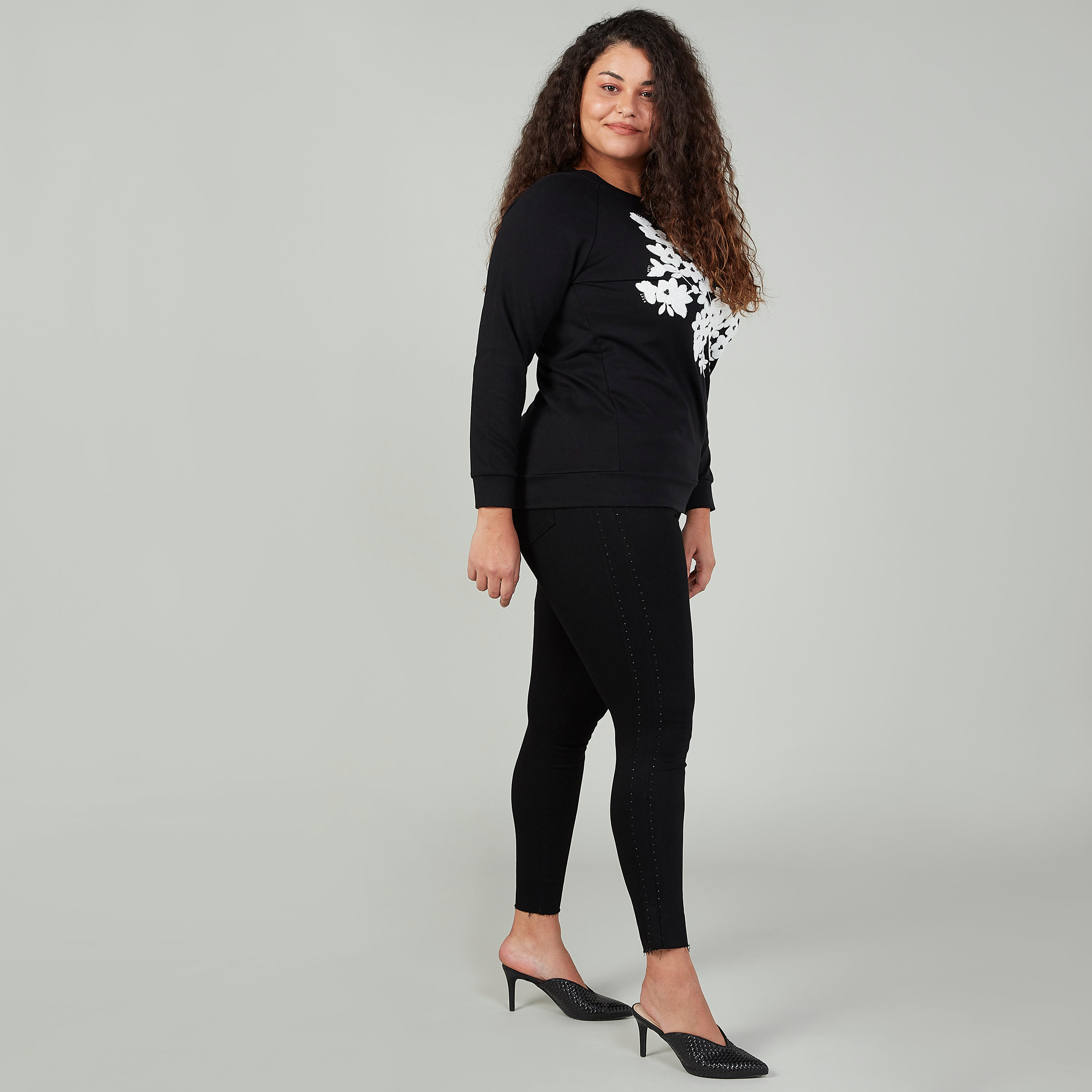 بنطلون جينز سكيني سادة بخصر متوسط الارتفاع وجيوب-women-clothing-bottoms-jeans-image-2