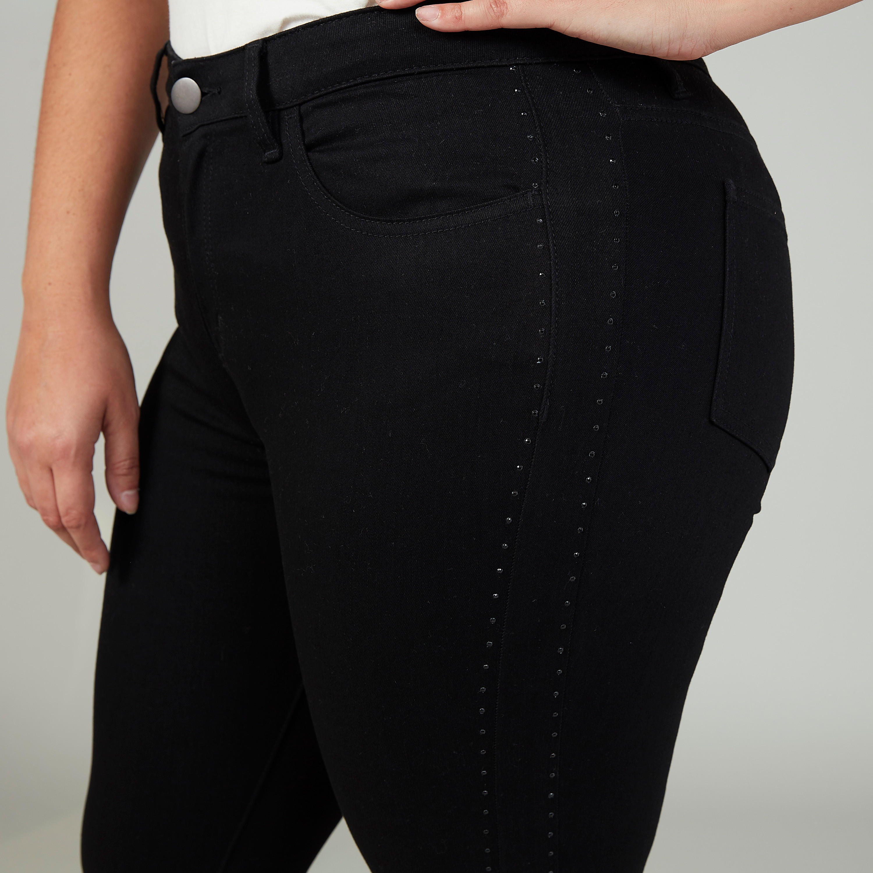 بنطلون جينز سكيني سادة بخصر متوسط الارتفاع وجيوب-women-clothing-bottoms-jeans-image-4