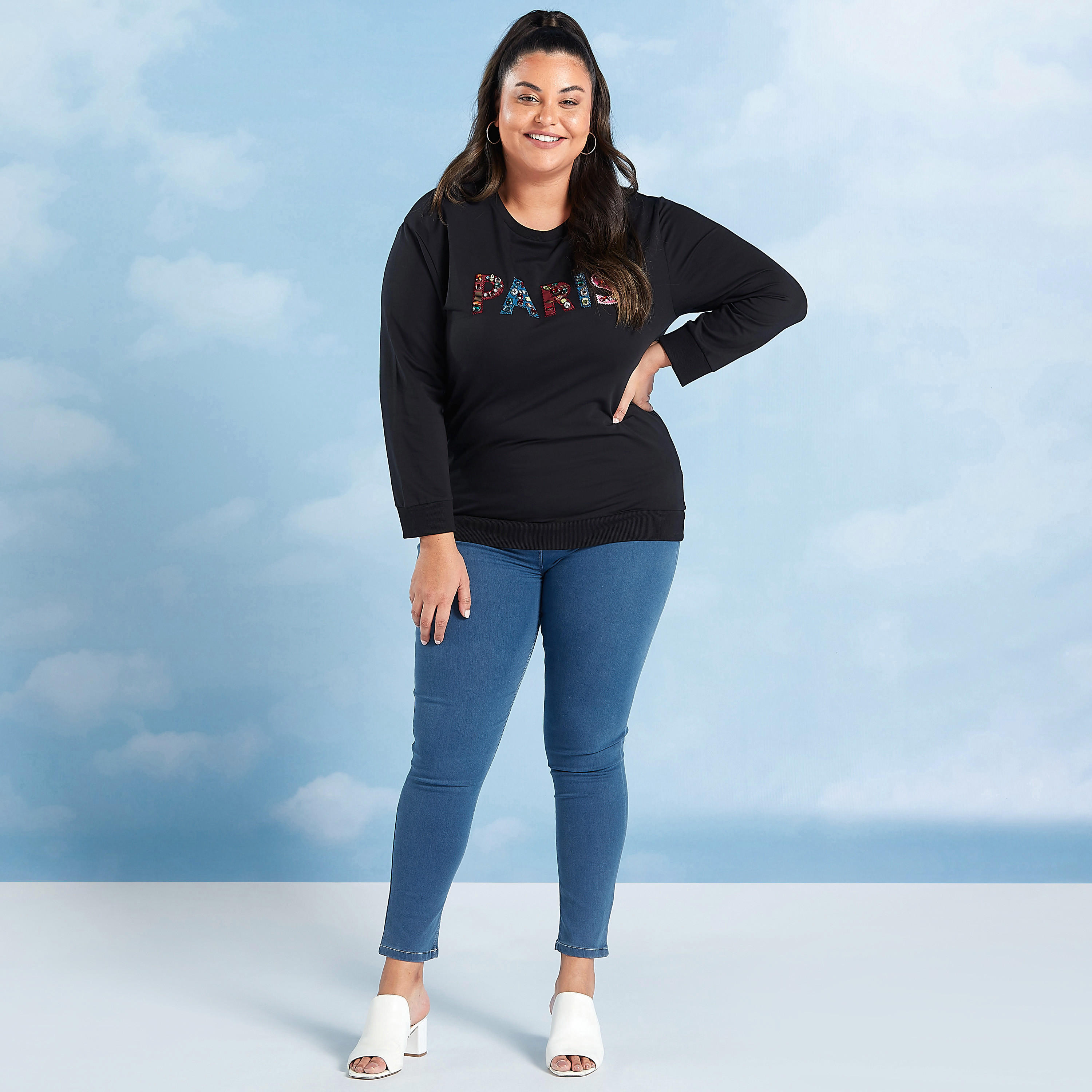 سويت شيرت مزيّن بياقة مستديرة وأكمام طويلة-women-winterwear-hoodiesandsweatshirts-sweatshirts-image-2