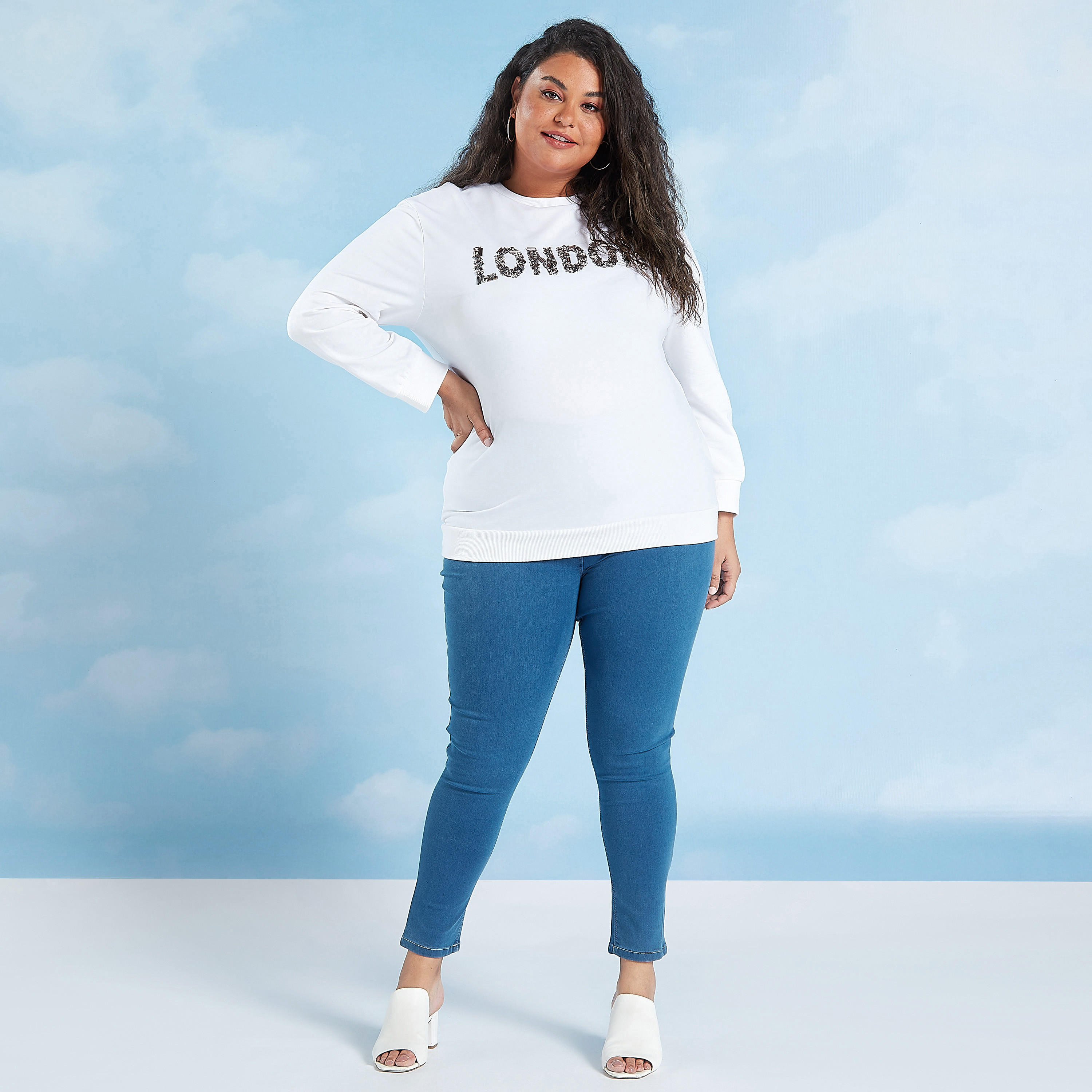 سويت شيرت بتفاصيل مزيّنة وياقة مستديرة وأكمام قصيرة-women-winterwear-hoodiesandsweatshirts-sweatshirts-image-2
