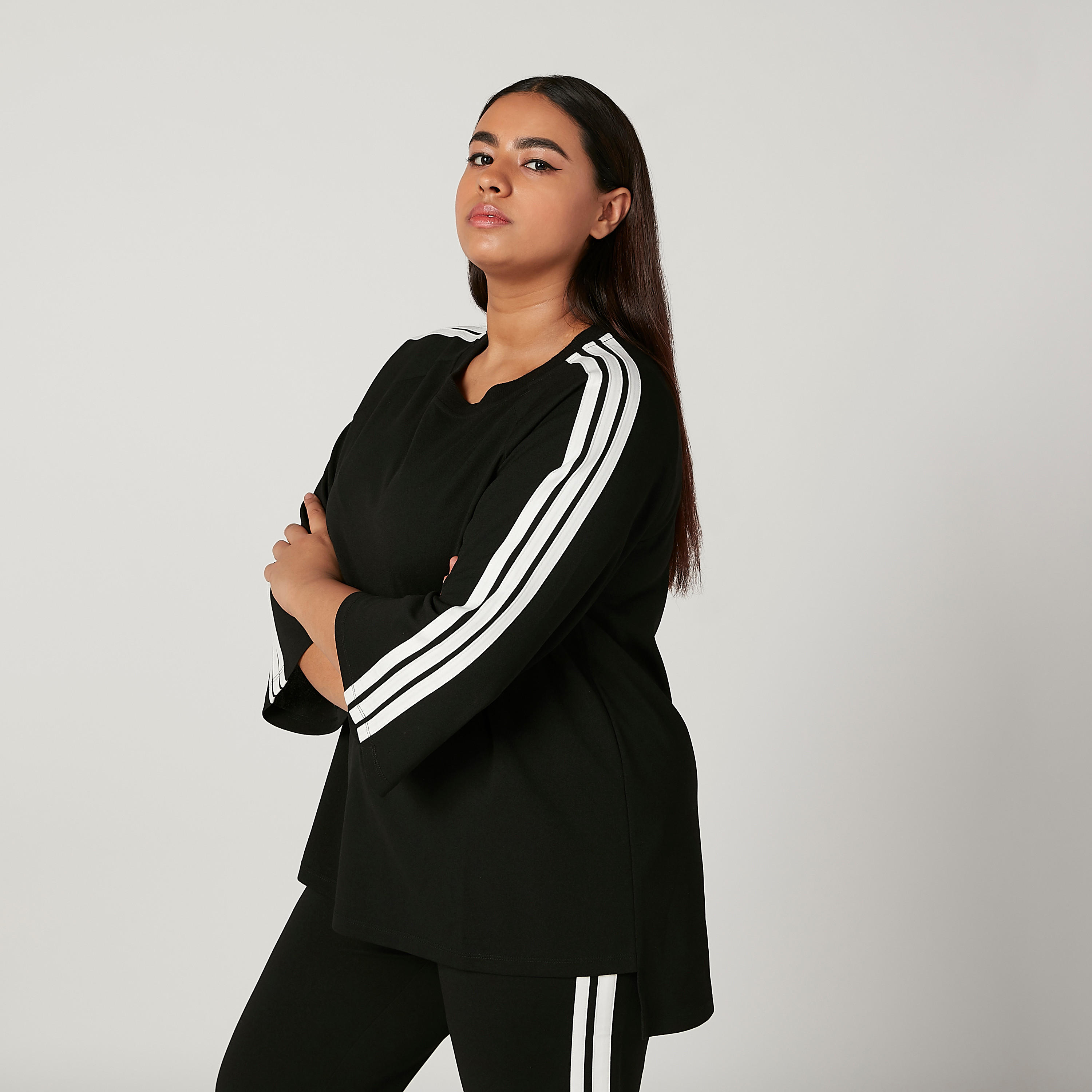 بلوزة مقلمة بياقة مستديرة وأكمام 3/4 من آيكونيك-women-clothing-tshirts-image-1