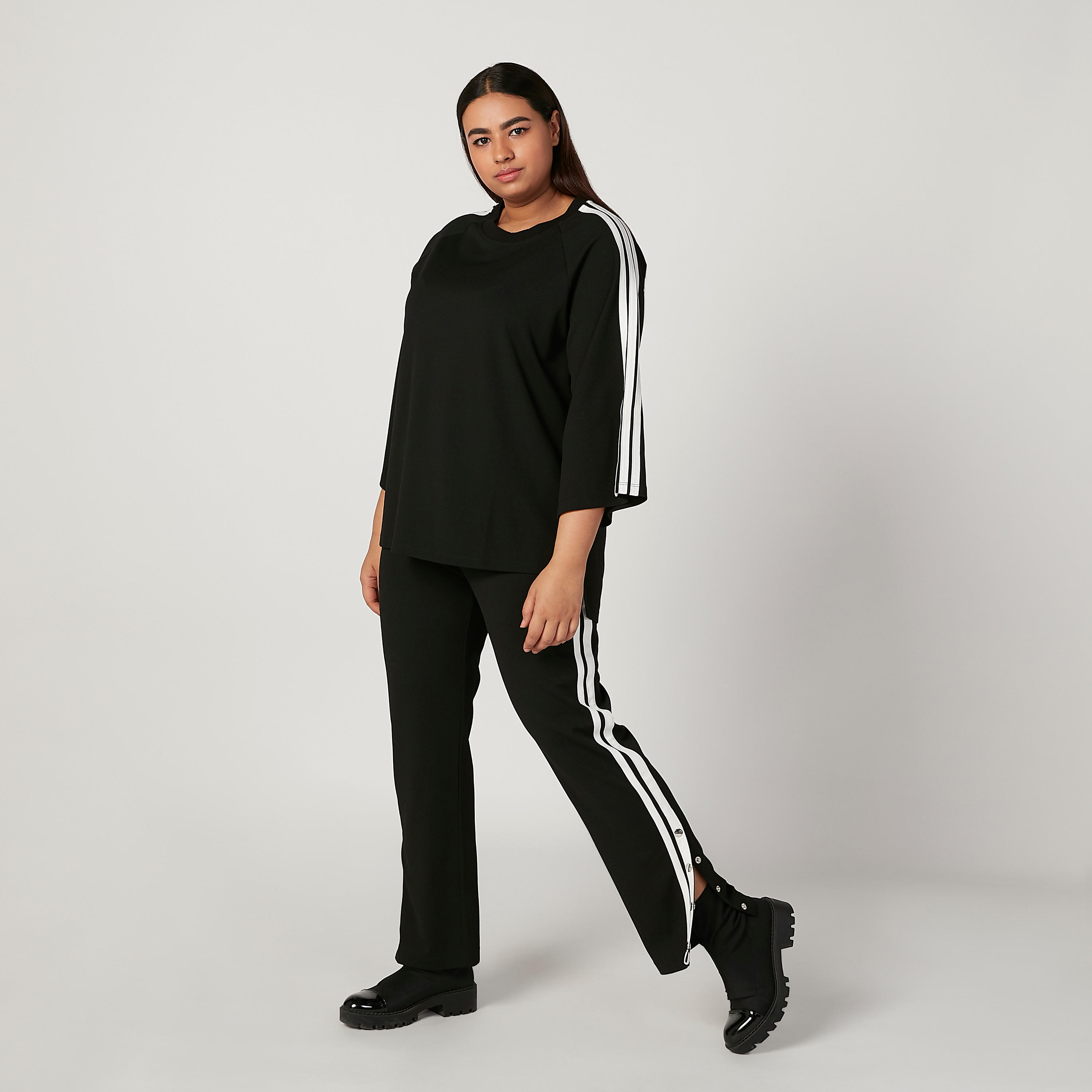 بلوزة مقلمة بياقة مستديرة وأكمام 3/4 من آيكونيك-women-clothing-tshirts-image-2