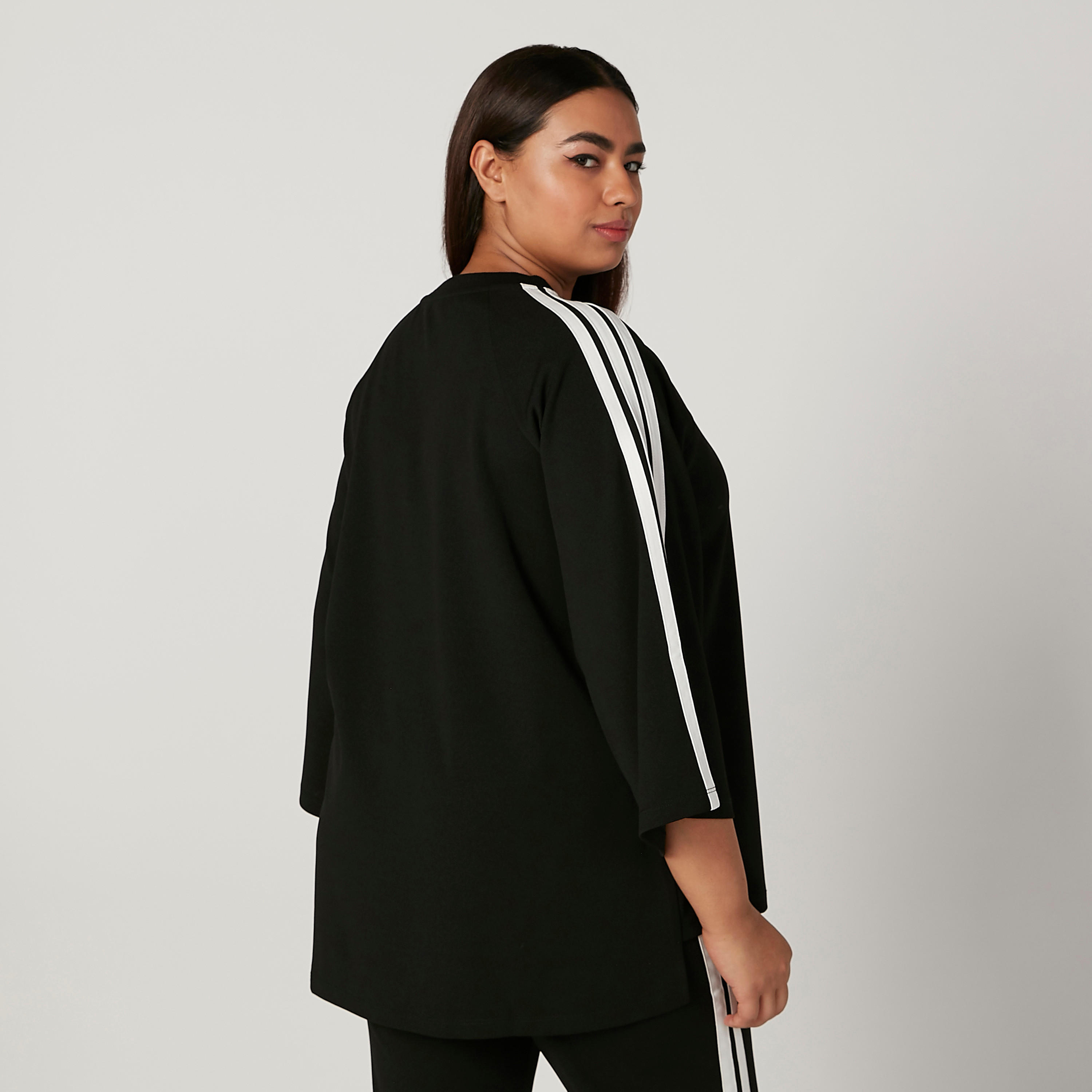 بلوزة مقلمة بياقة مستديرة وأكمام 3/4 من آيكونيك-women-clothing-tshirts-image-4