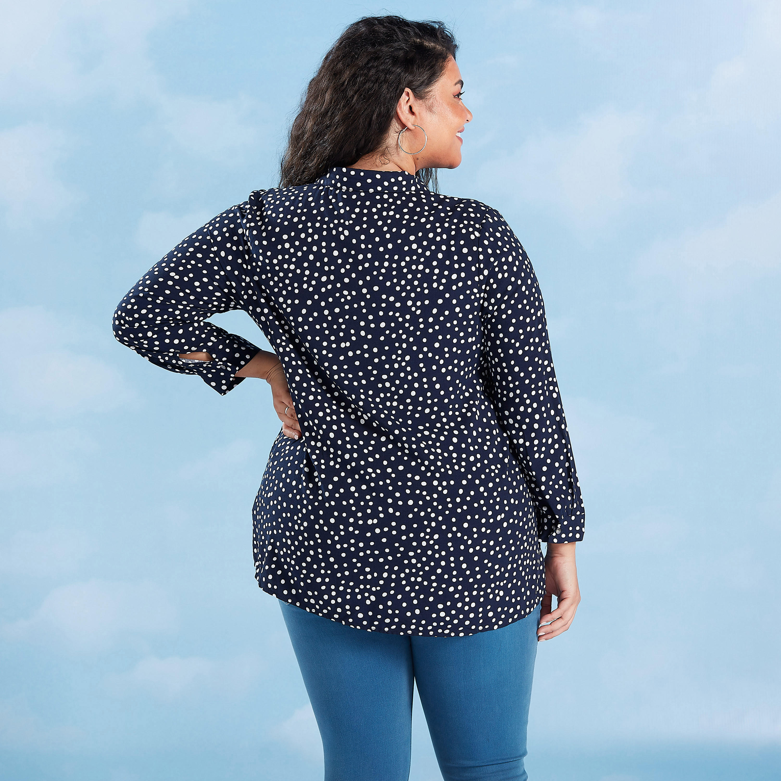 قميص بياقة عادية وأكمام طويلة وطبعات منقّطة-women-clothing-shirtsandblouses-blouses-image-1