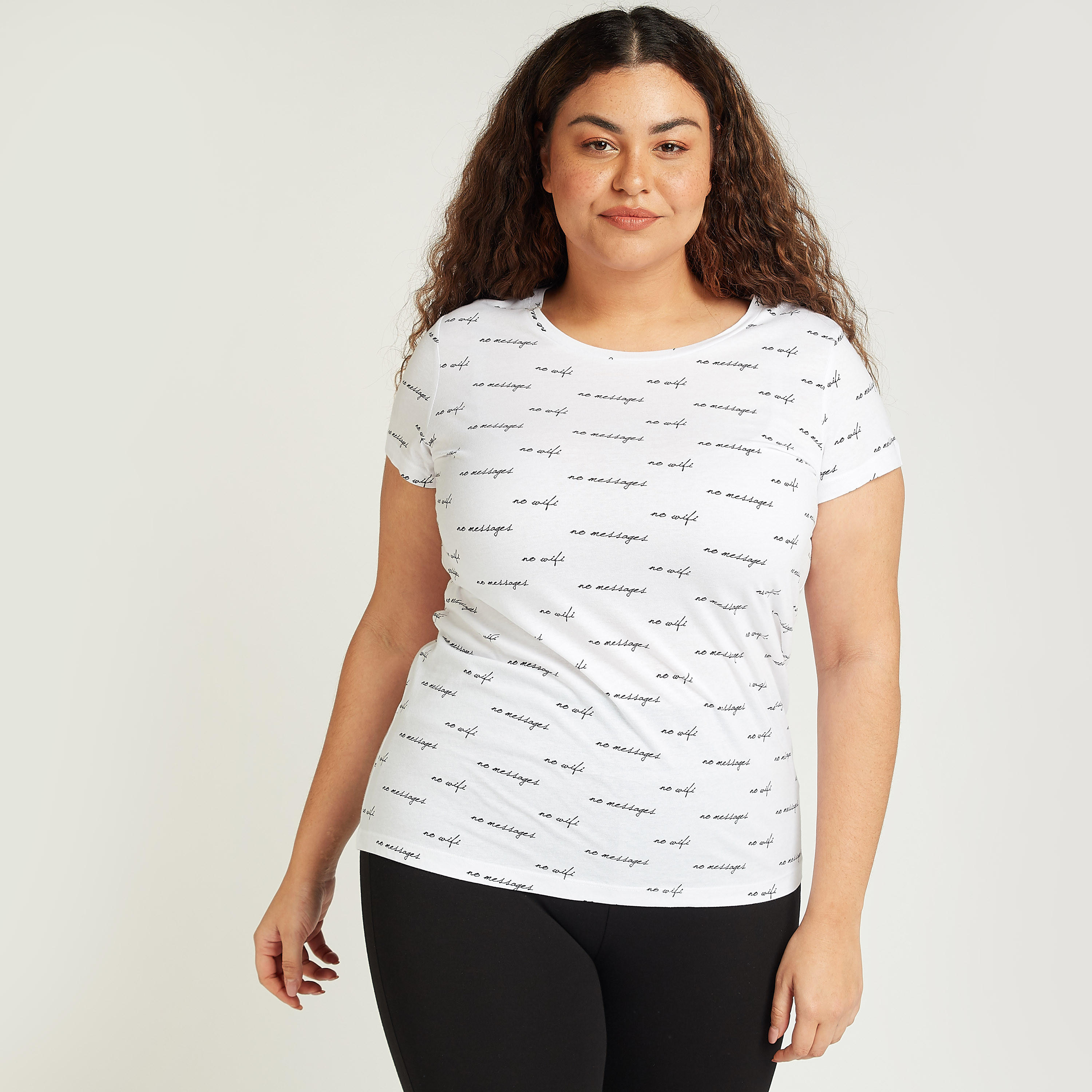 تيشيرت بياقة مستديرة وأكمام قصيرة وطبعات تيبوجرافيك-women-clothing-tshirts-image-1