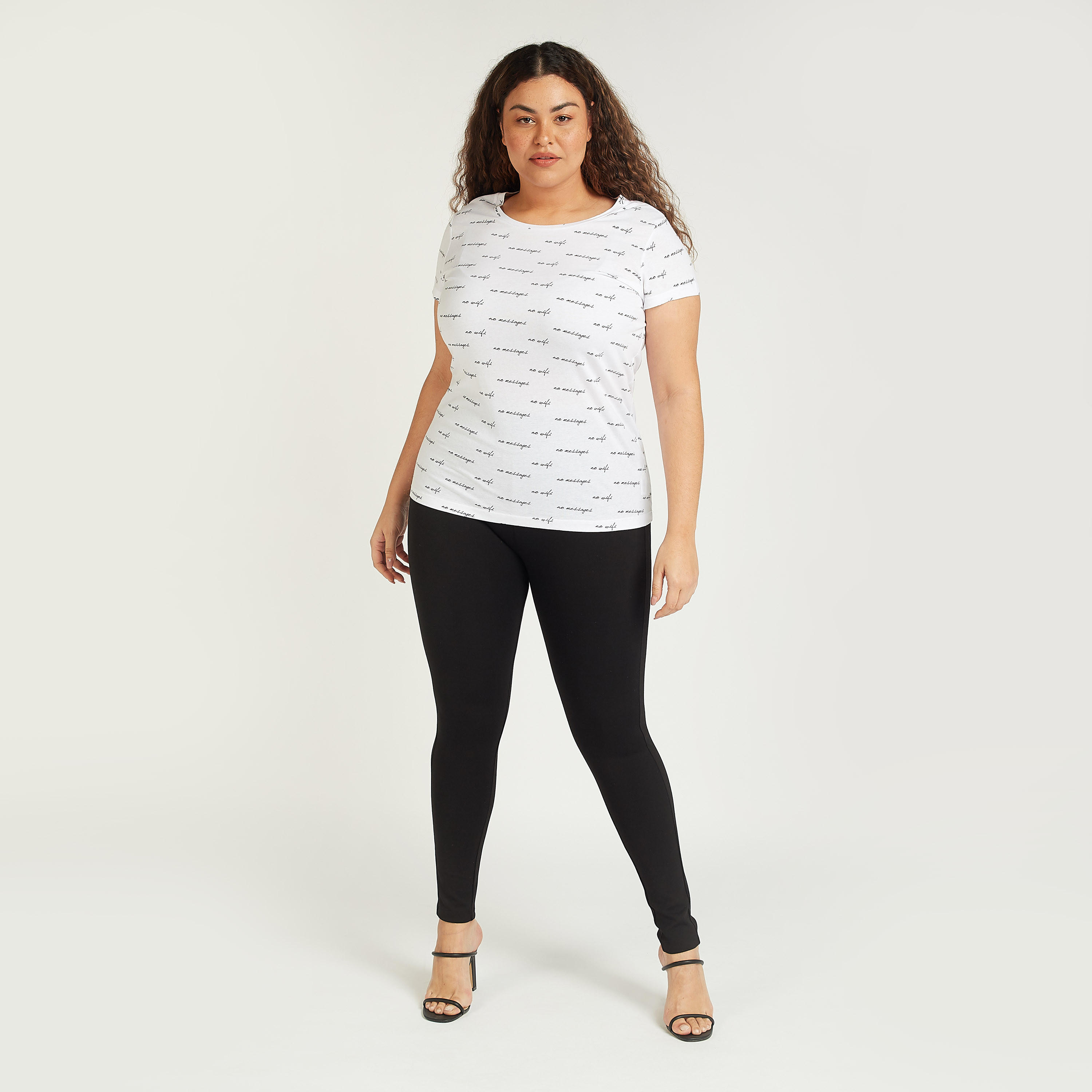 تيشيرت بياقة مستديرة وأكمام قصيرة وطبعات تيبوجرافيك-women-clothing-tshirts-image-2