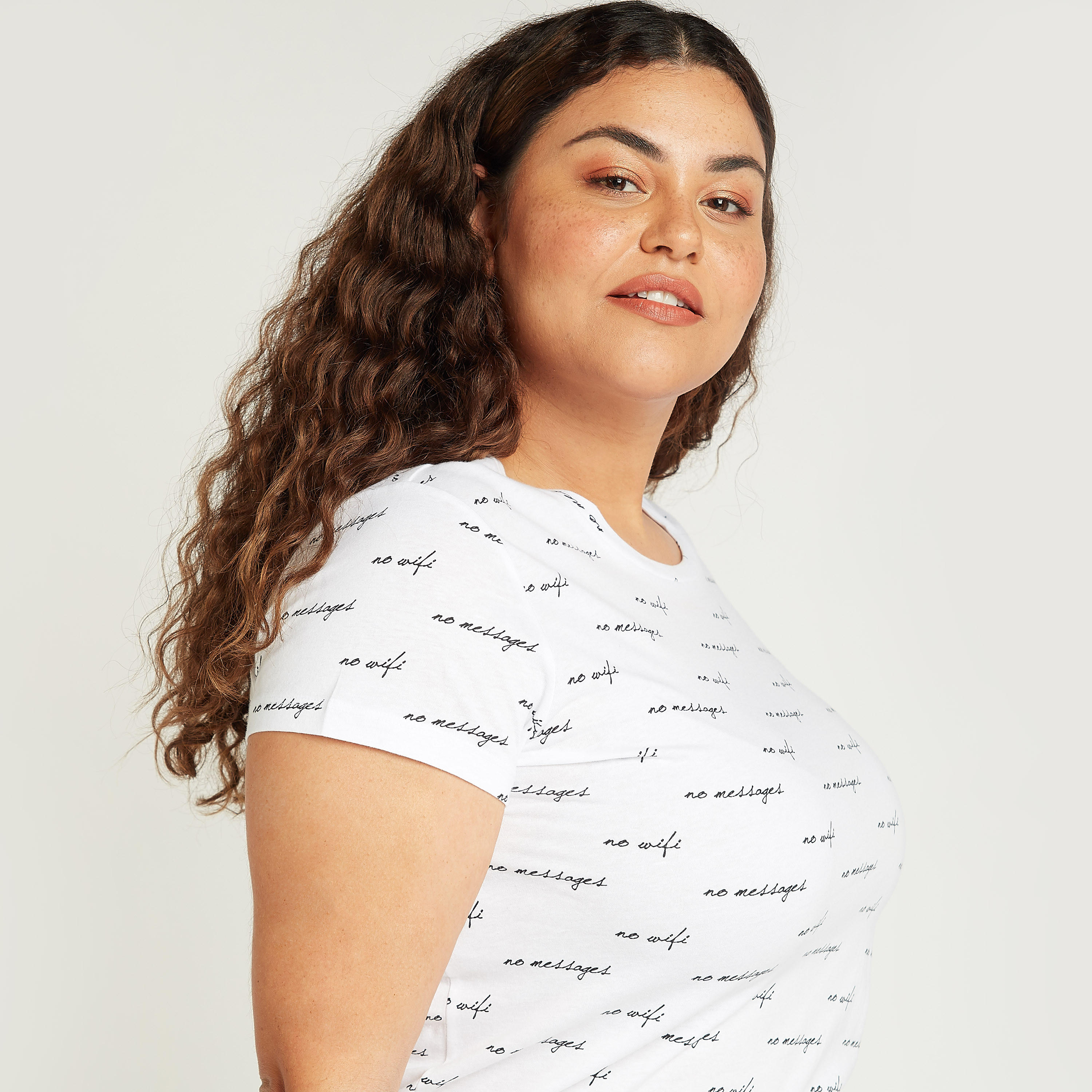 تيشيرت بياقة مستديرة وأكمام قصيرة وطبعات تيبوجرافيك-women-clothing-tshirts-image-3