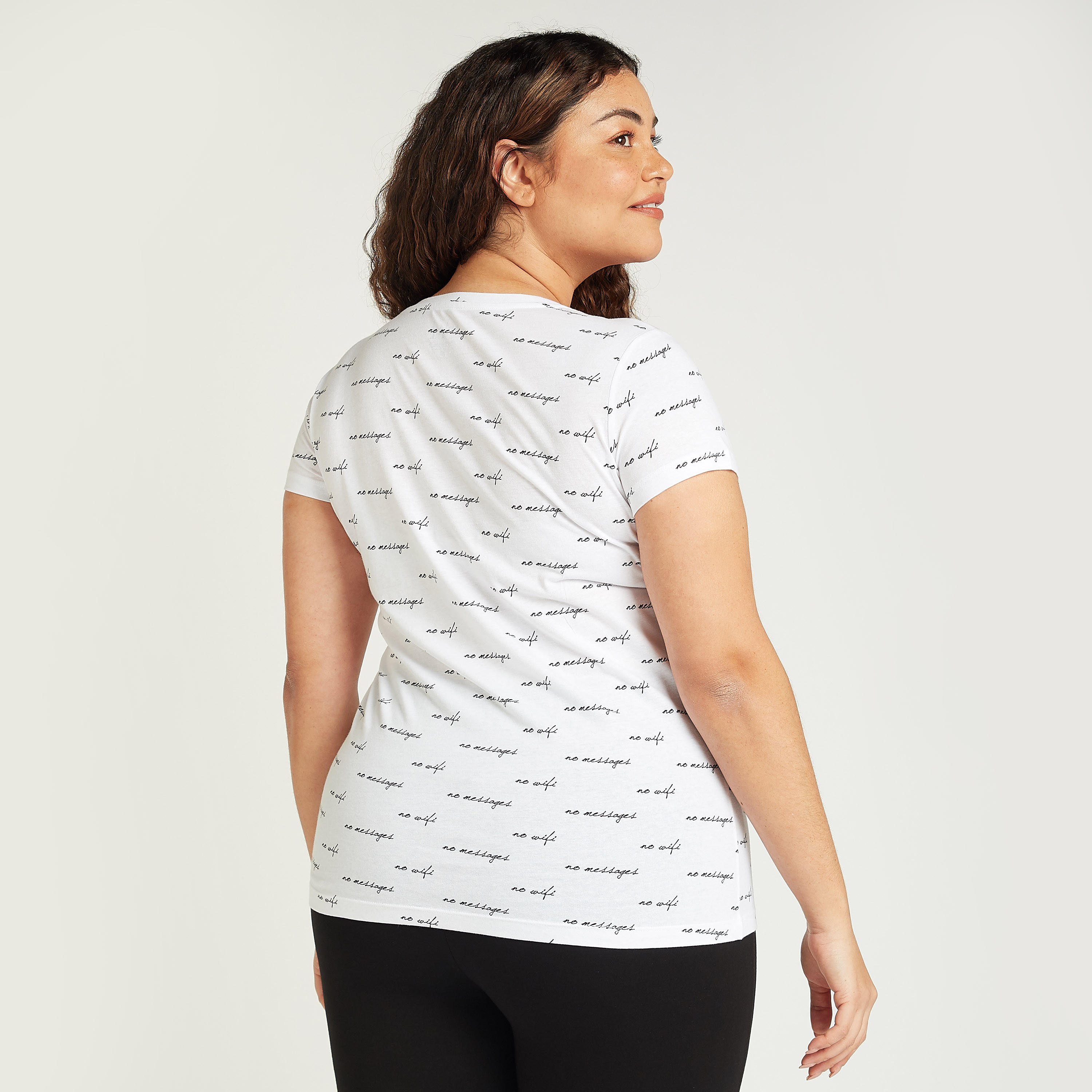 تيشيرت بياقة مستديرة وأكمام قصيرة وطبعات تيبوجرافيك-women-clothing-tshirts-image-4