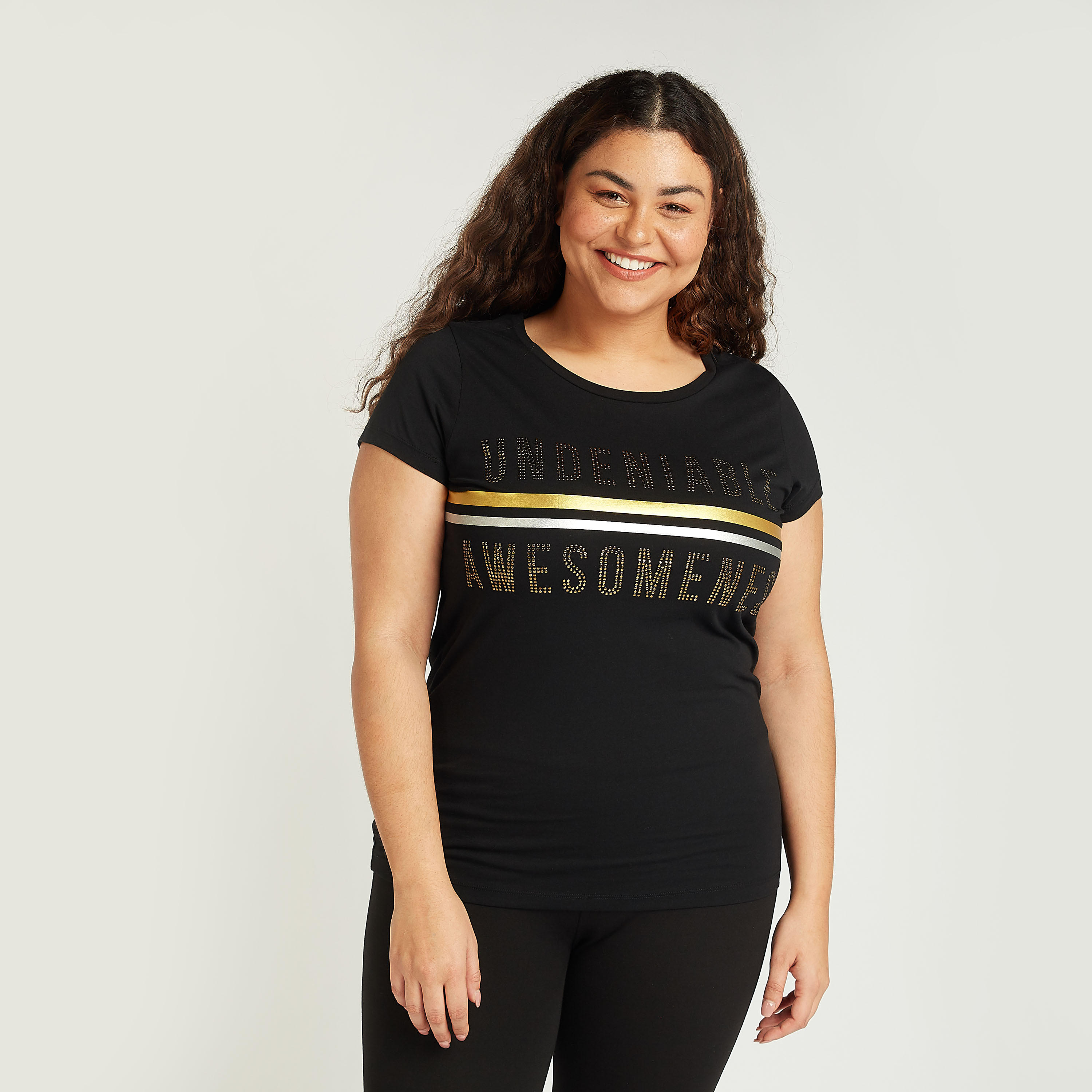 تيشيرت مزيّن بياقة مستديرة وأكمام قصيرة-women-clothing-tshirts-image-1