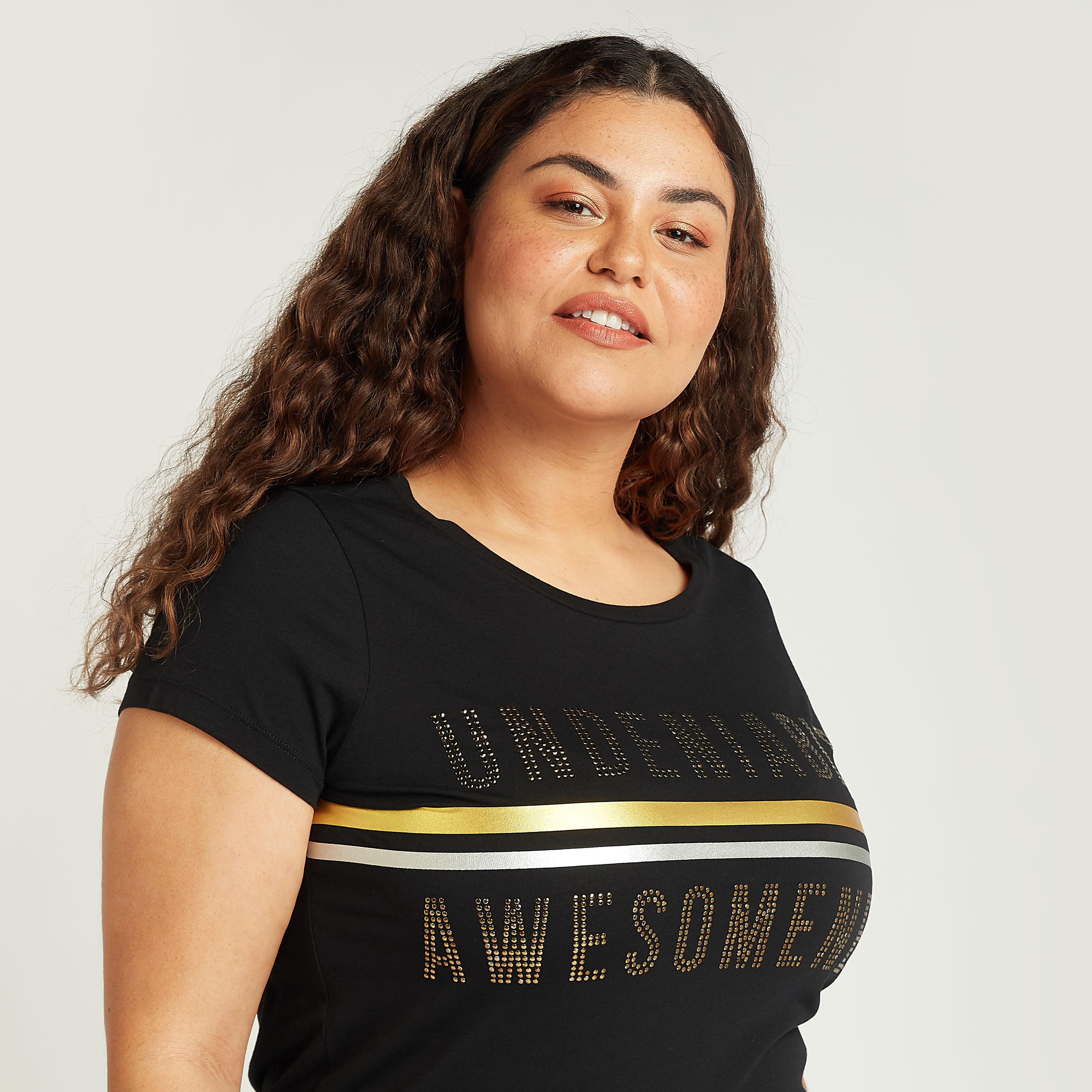 تيشيرت مزيّن بياقة مستديرة وأكمام قصيرة-women-clothing-tshirts-image-3