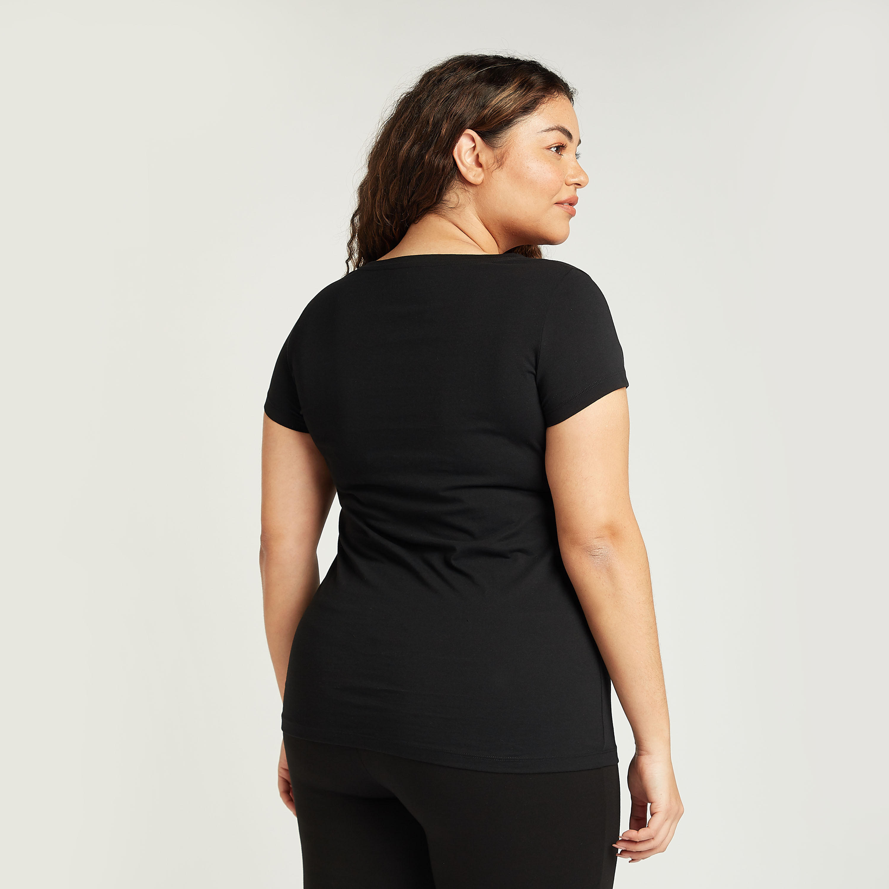 تيشيرت مزيّن بياقة مستديرة وأكمام قصيرة-women-clothing-tshirts-image-4