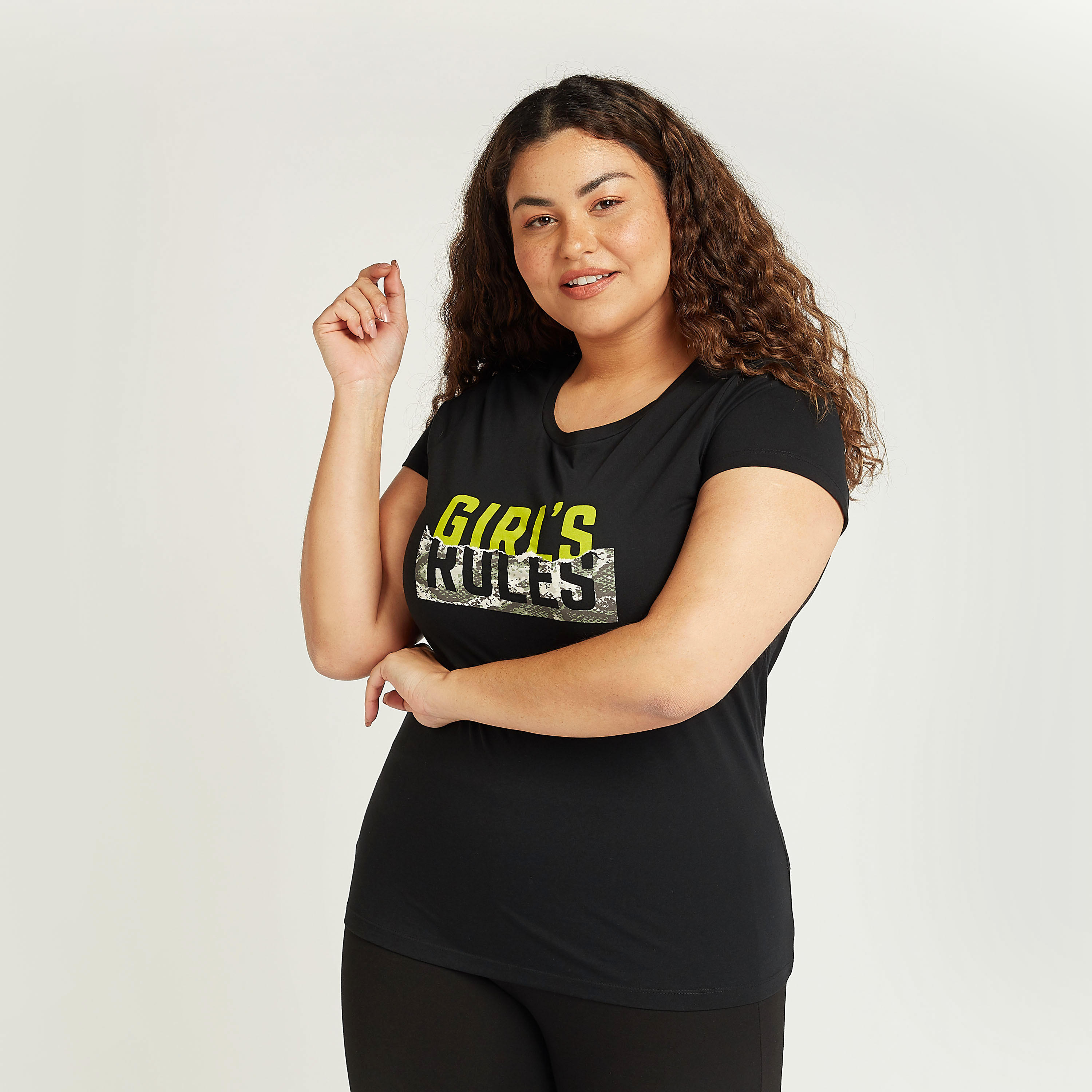 تيشيرت بياقة مستديرة وأكمام قصيرة وطبعات تيبوجرافيك-women-clothing-tshirts-image-1