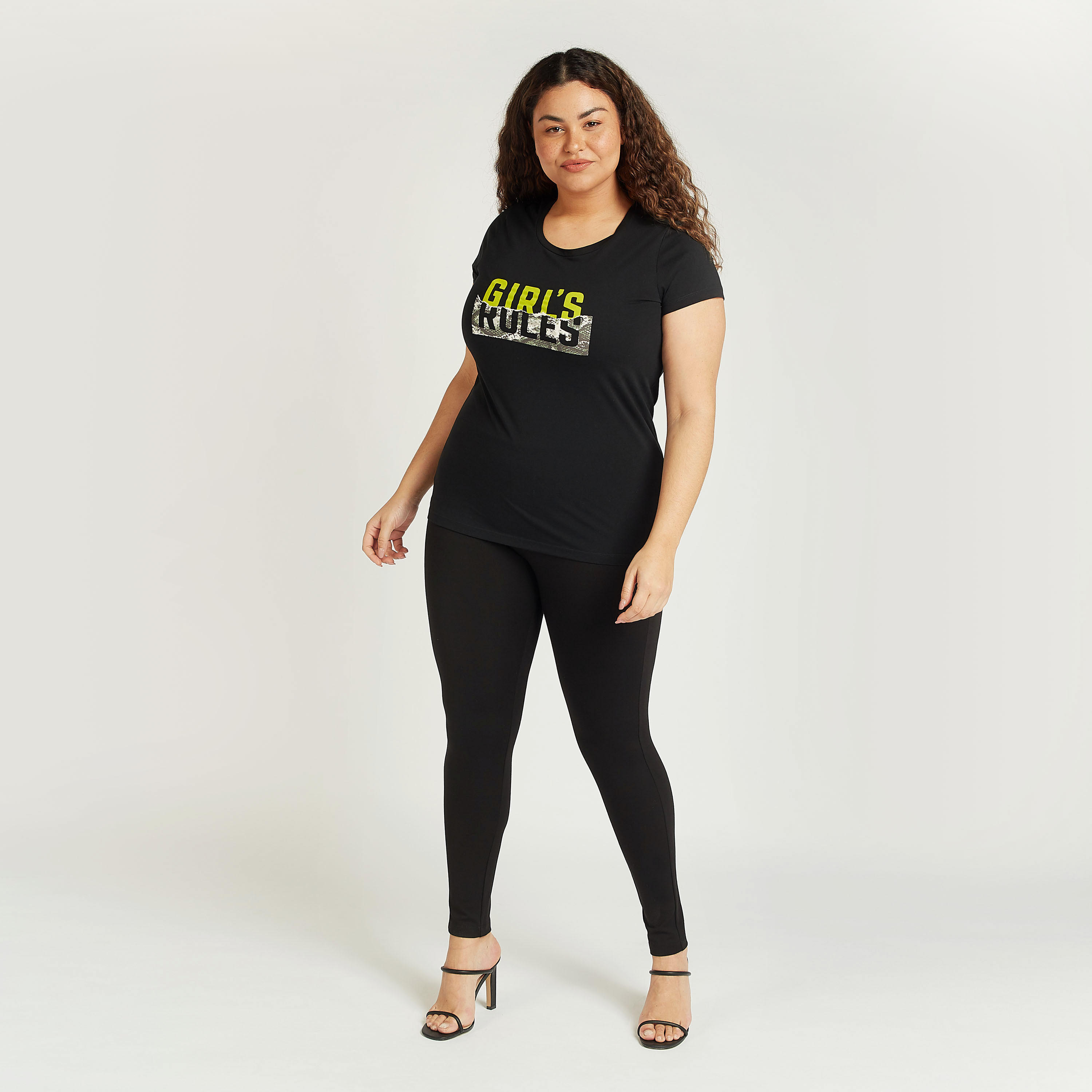 تيشيرت بياقة مستديرة وأكمام قصيرة وطبعات تيبوجرافيك-women-clothing-tshirts-image-2