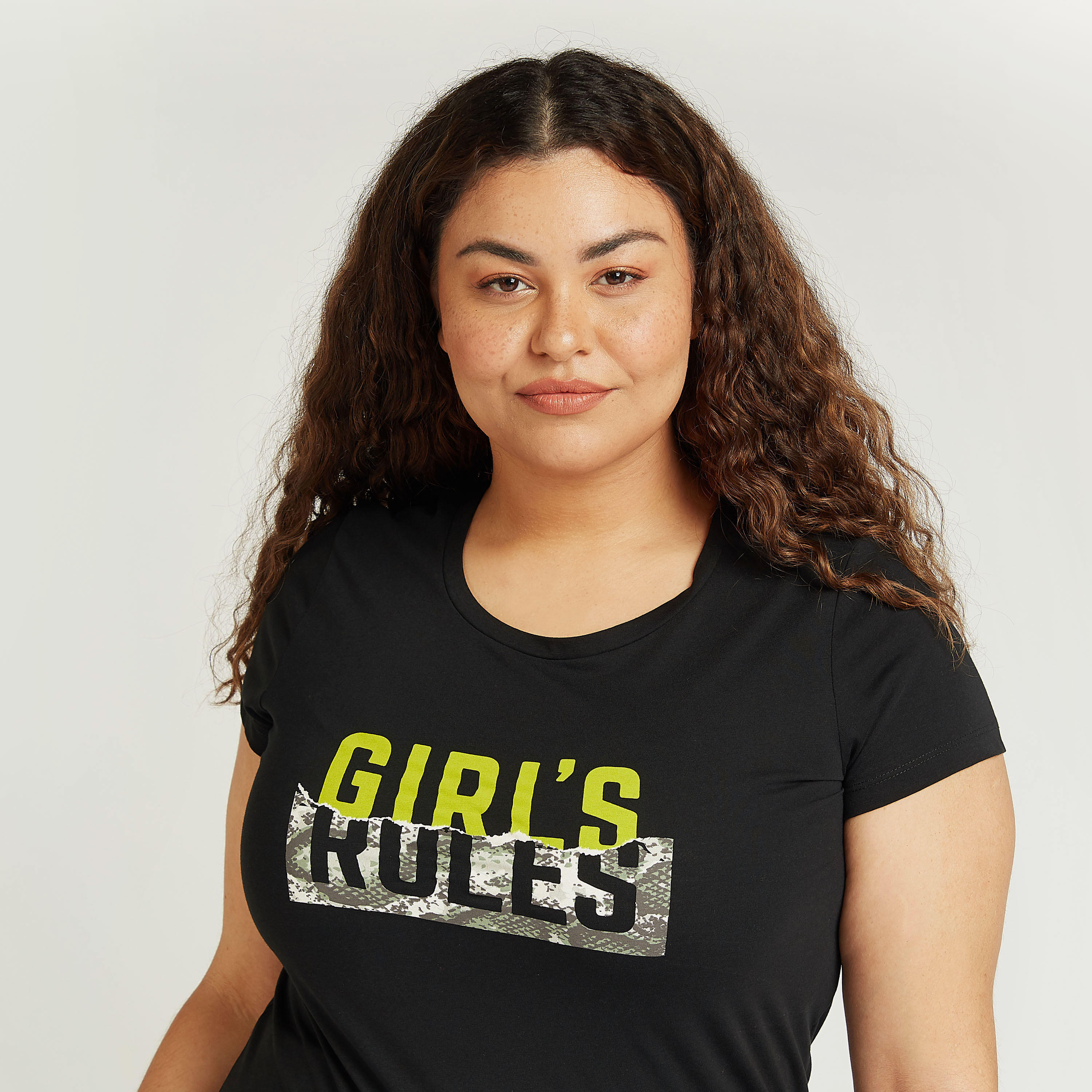 تيشيرت بياقة مستديرة وأكمام قصيرة وطبعات تيبوجرافيك-women-clothing-tshirts-image-3
