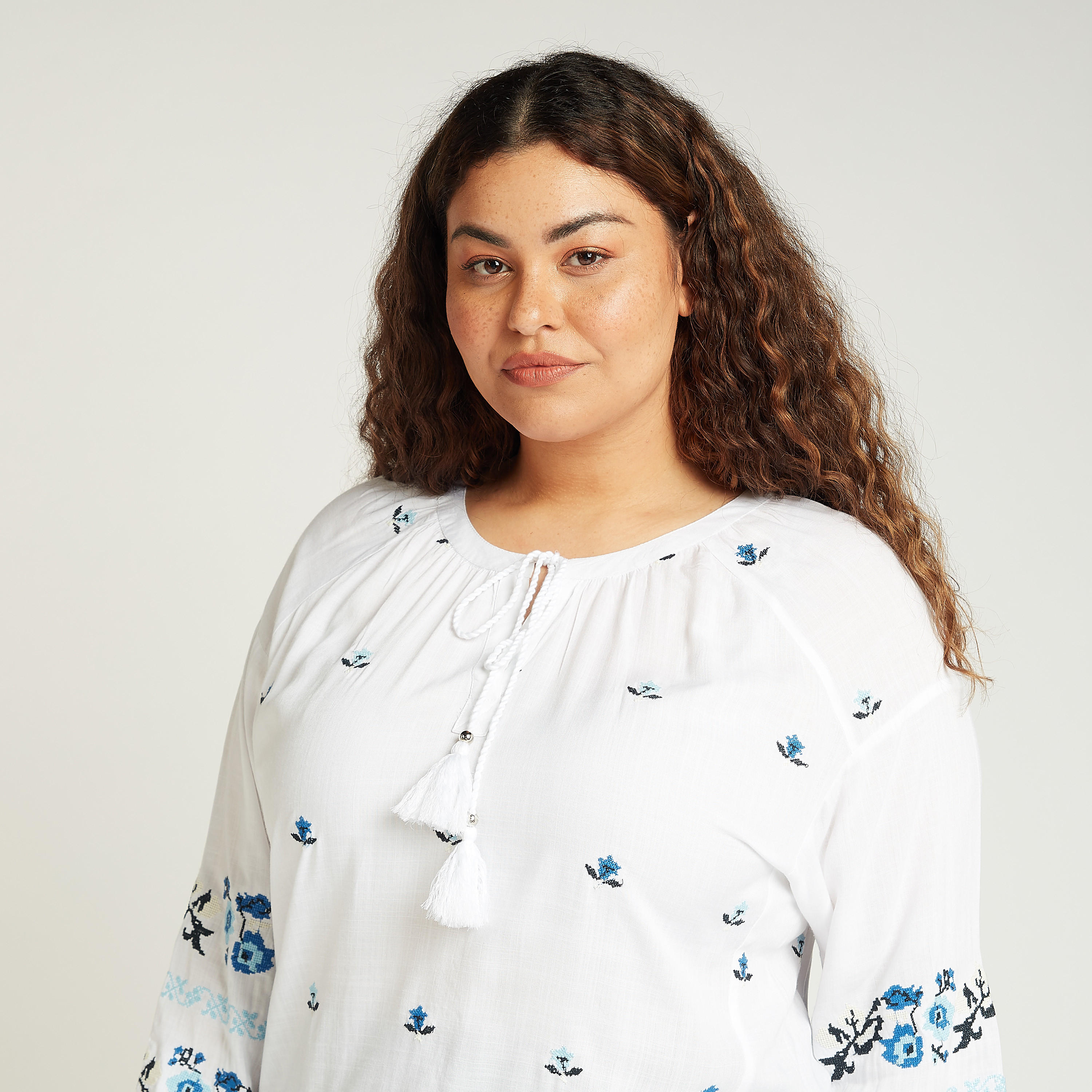 بلوزة مطرّزة بأكمام طويلة وأربطة-women-clothing-shirtsandblouses-blouses-image-3