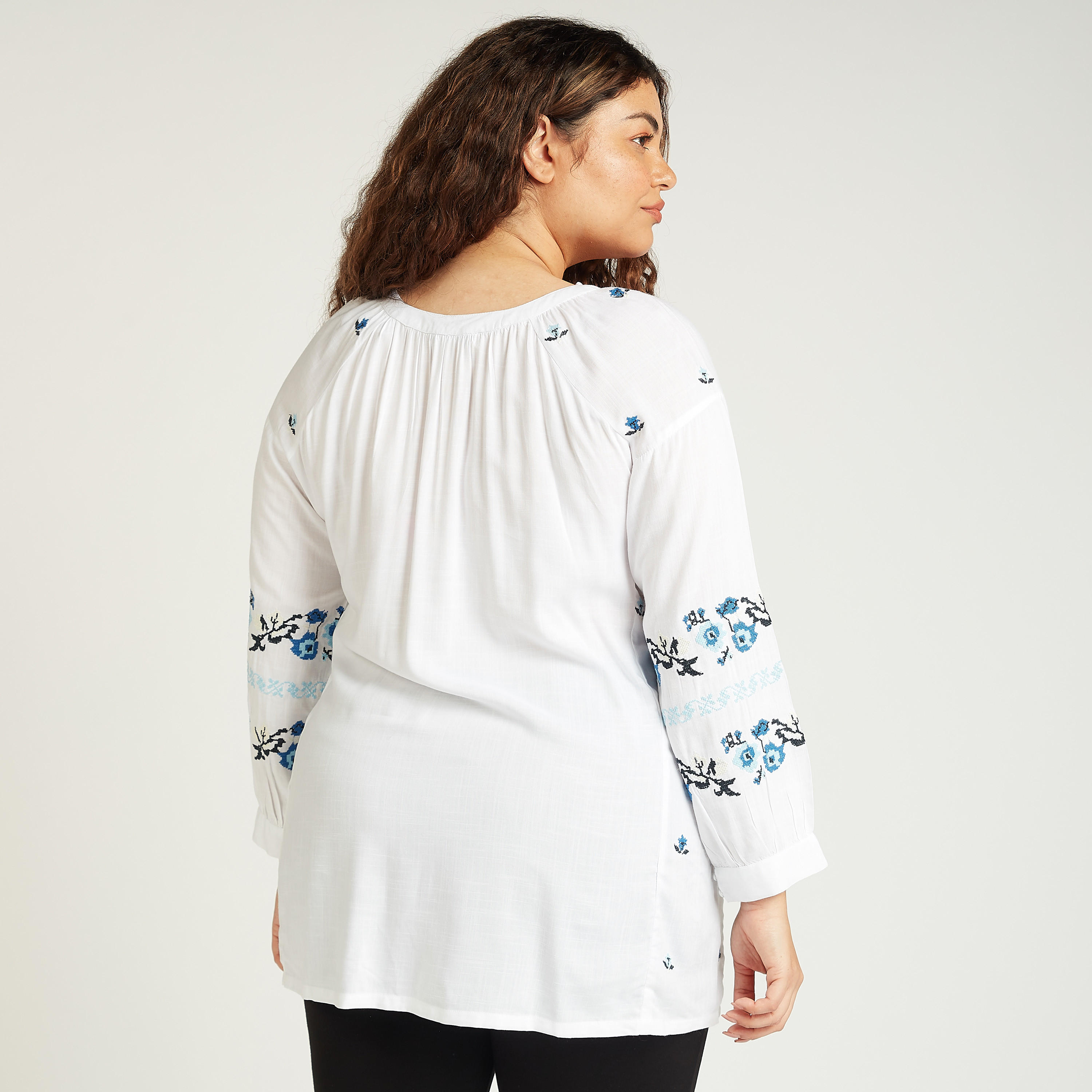 بلوزة مطرّزة بأكمام طويلة وأربطة-women-clothing-shirtsandblouses-blouses-image-4