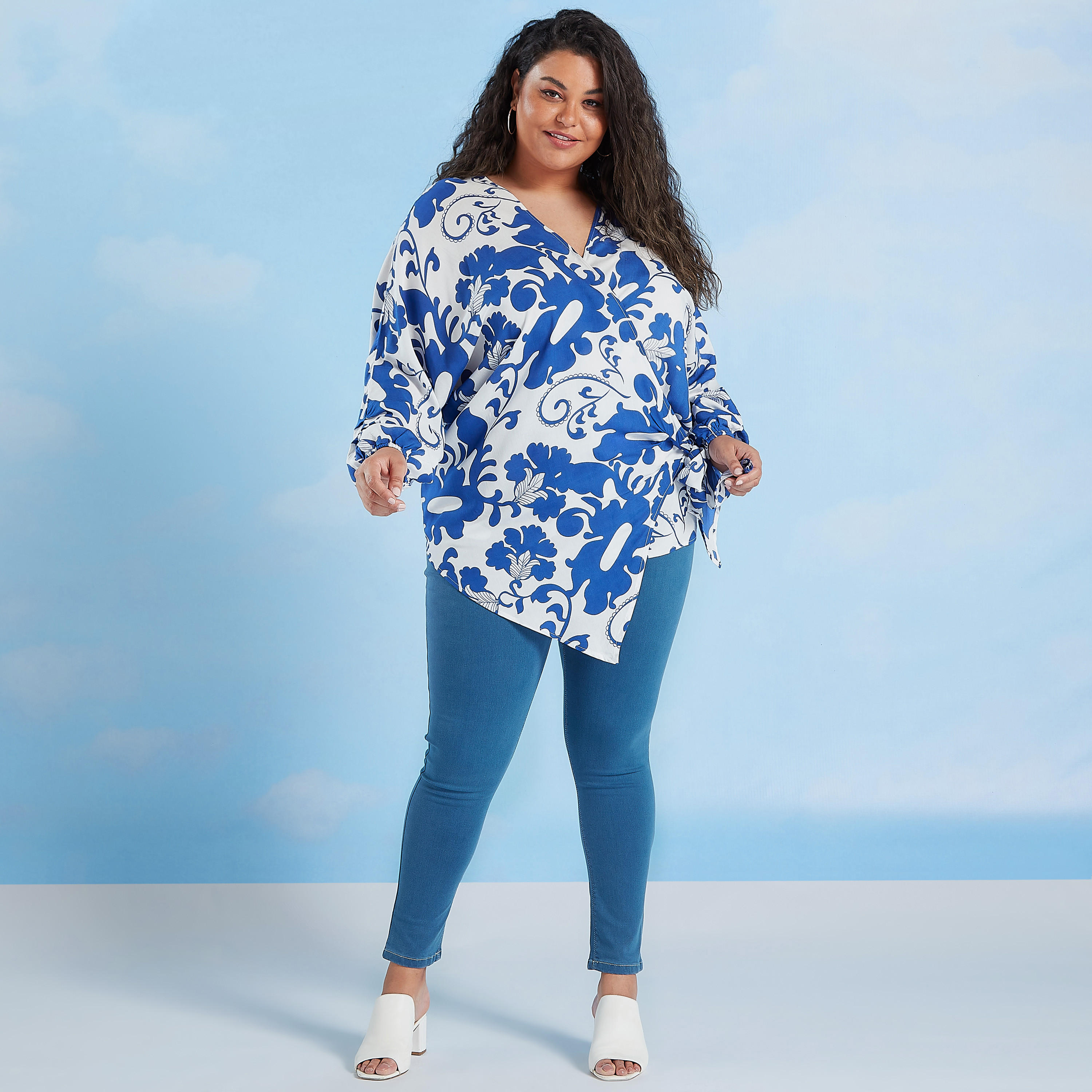 بلوزة بياقة V وأربطة وطبعات من آيكونيك-women-clothing-shirtsandblouses-blouses-image-3