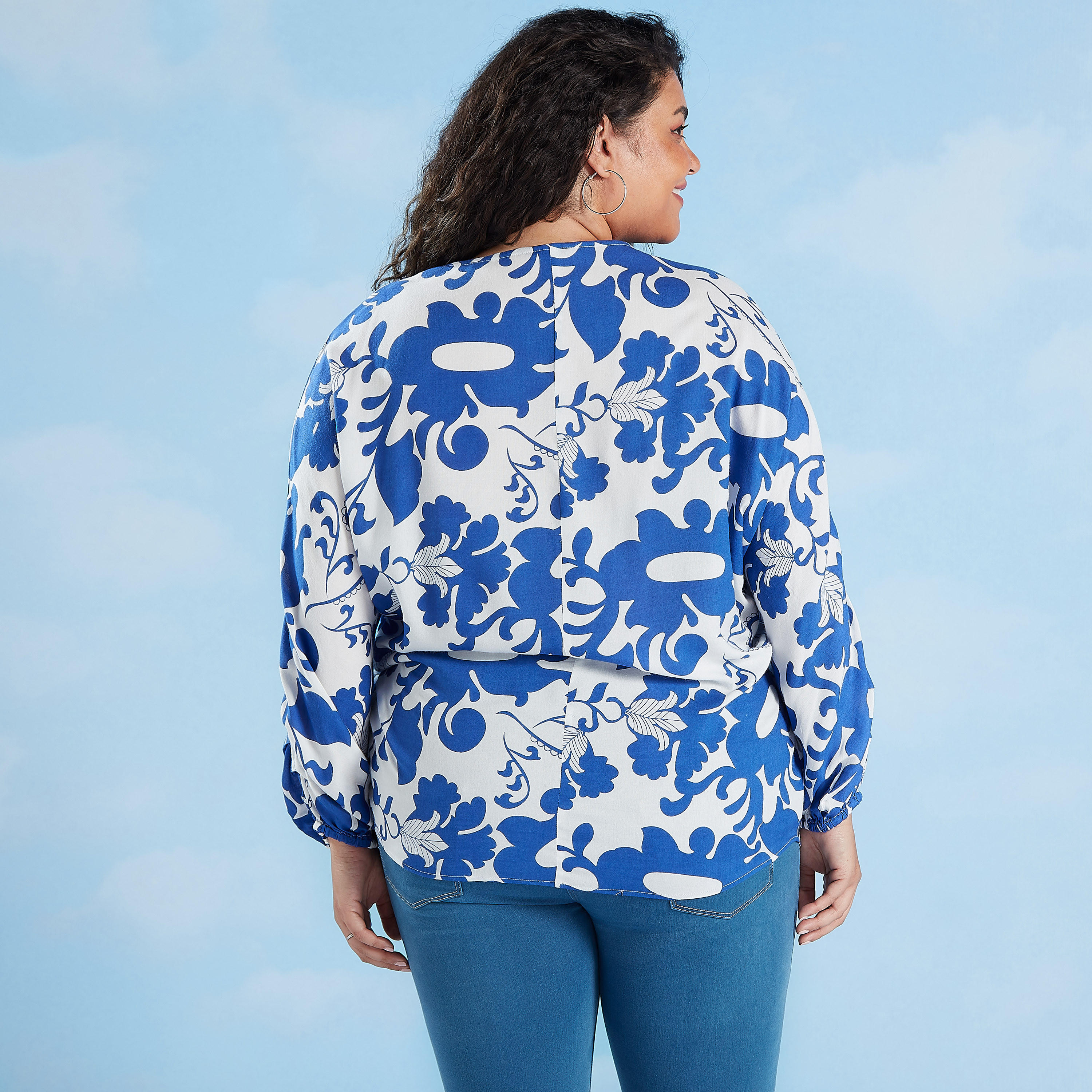 بلوزة بياقة V وأربطة وطبعات من آيكونيك-women-clothing-shirtsandblouses-blouses-image-1