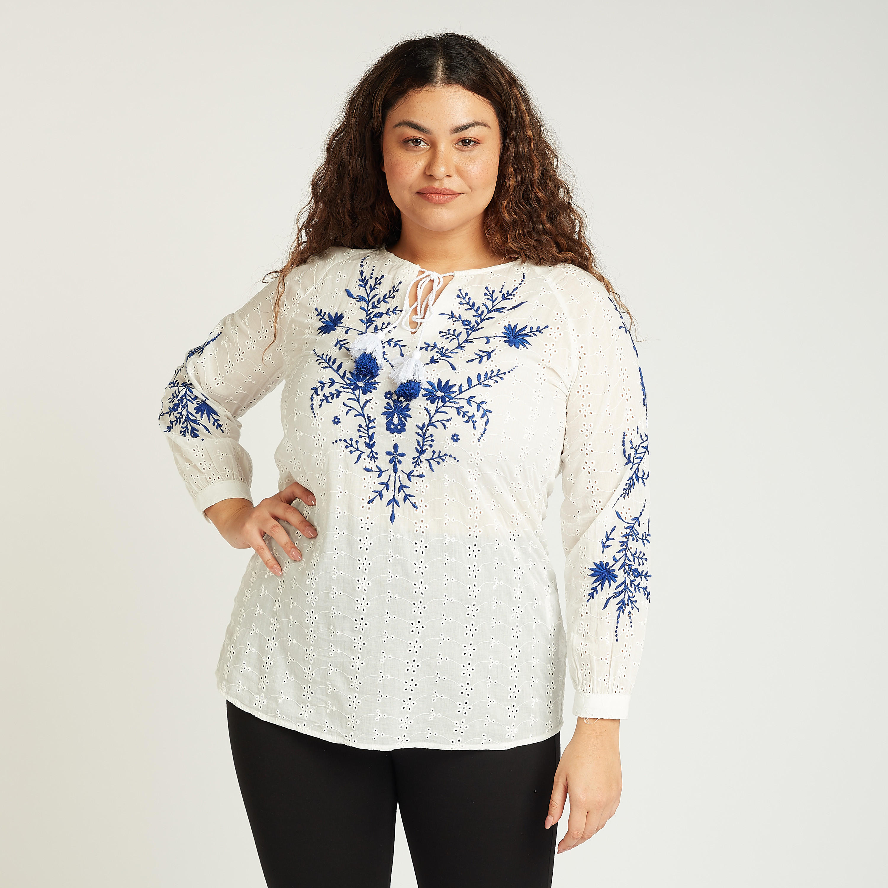بلوزة مطرّزة بأكمام طويلة وتفاصيل شيفلي-women-clothing-shirtsandblouses-blouses-image-1