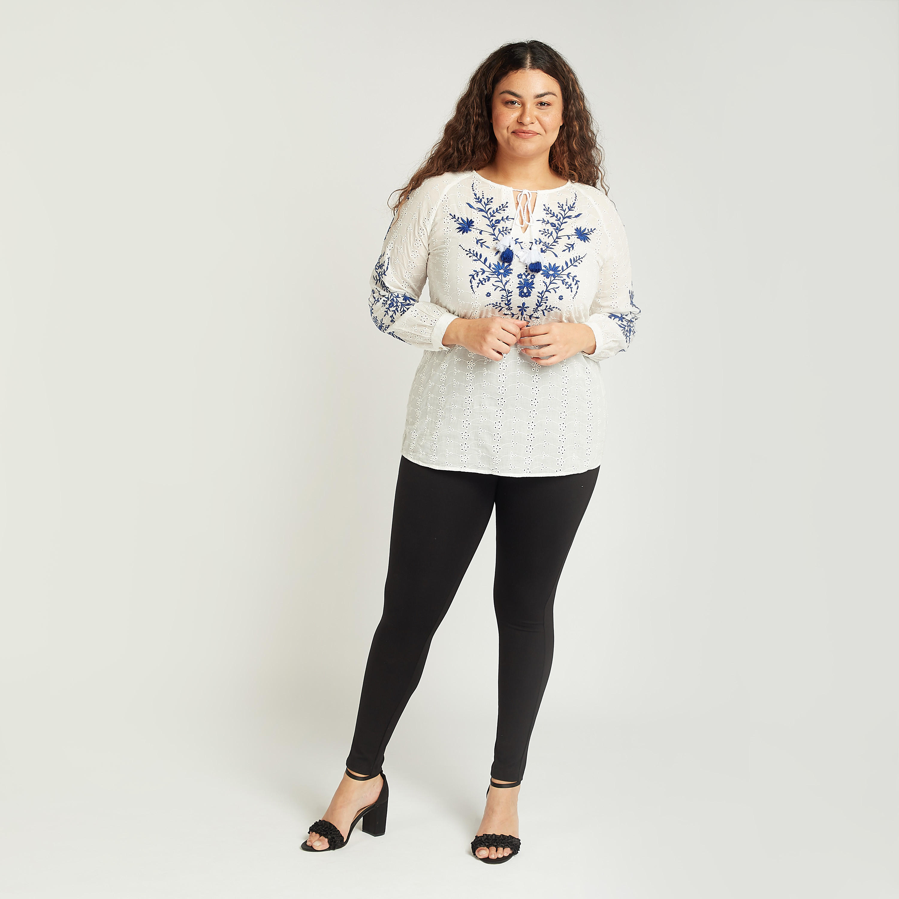 بلوزة مطرّزة بأكمام طويلة وتفاصيل شيفلي-women-clothing-shirtsandblouses-blouses-image-2
