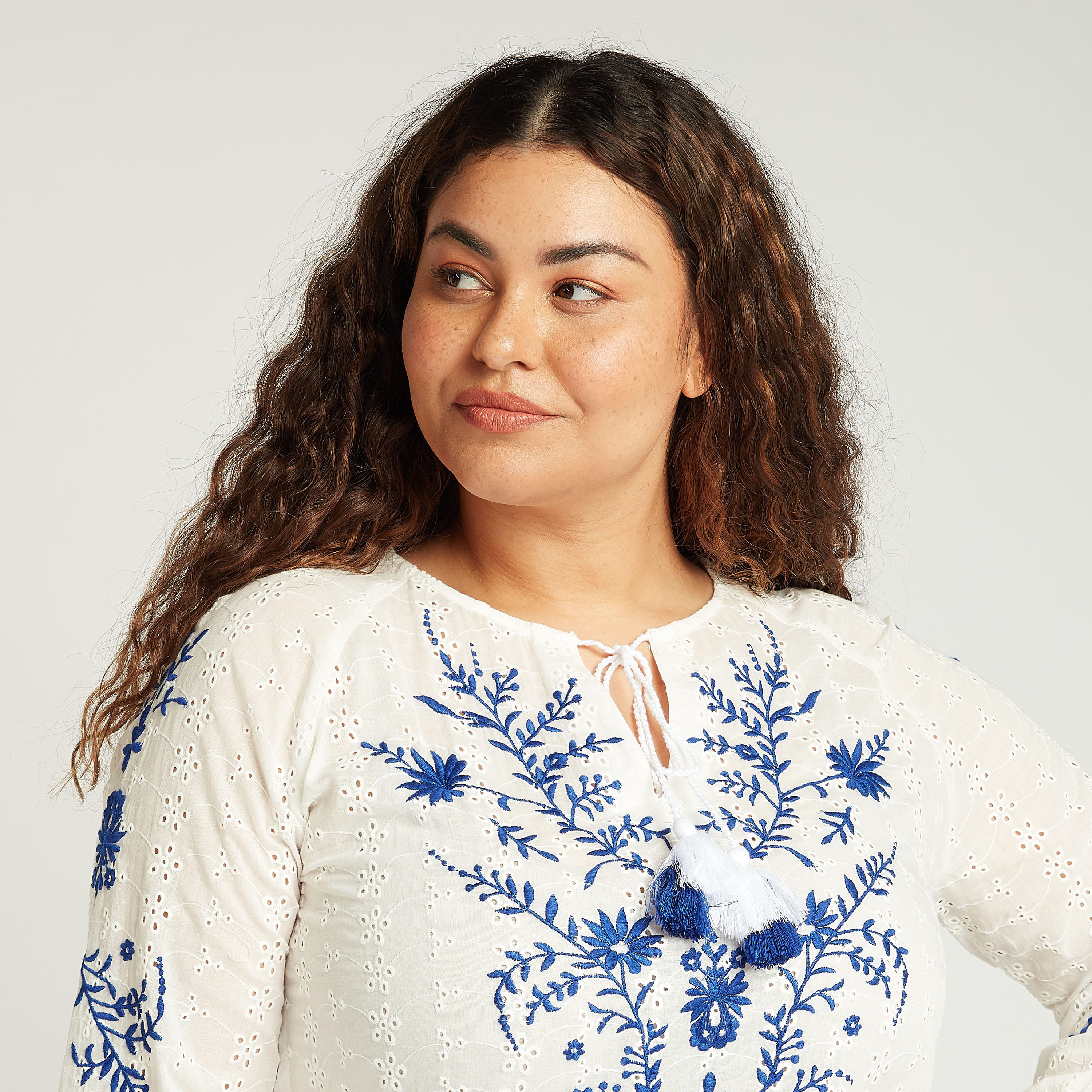 بلوزة مطرّزة بأكمام طويلة وتفاصيل شيفلي-women-clothing-shirtsandblouses-blouses-image-3
