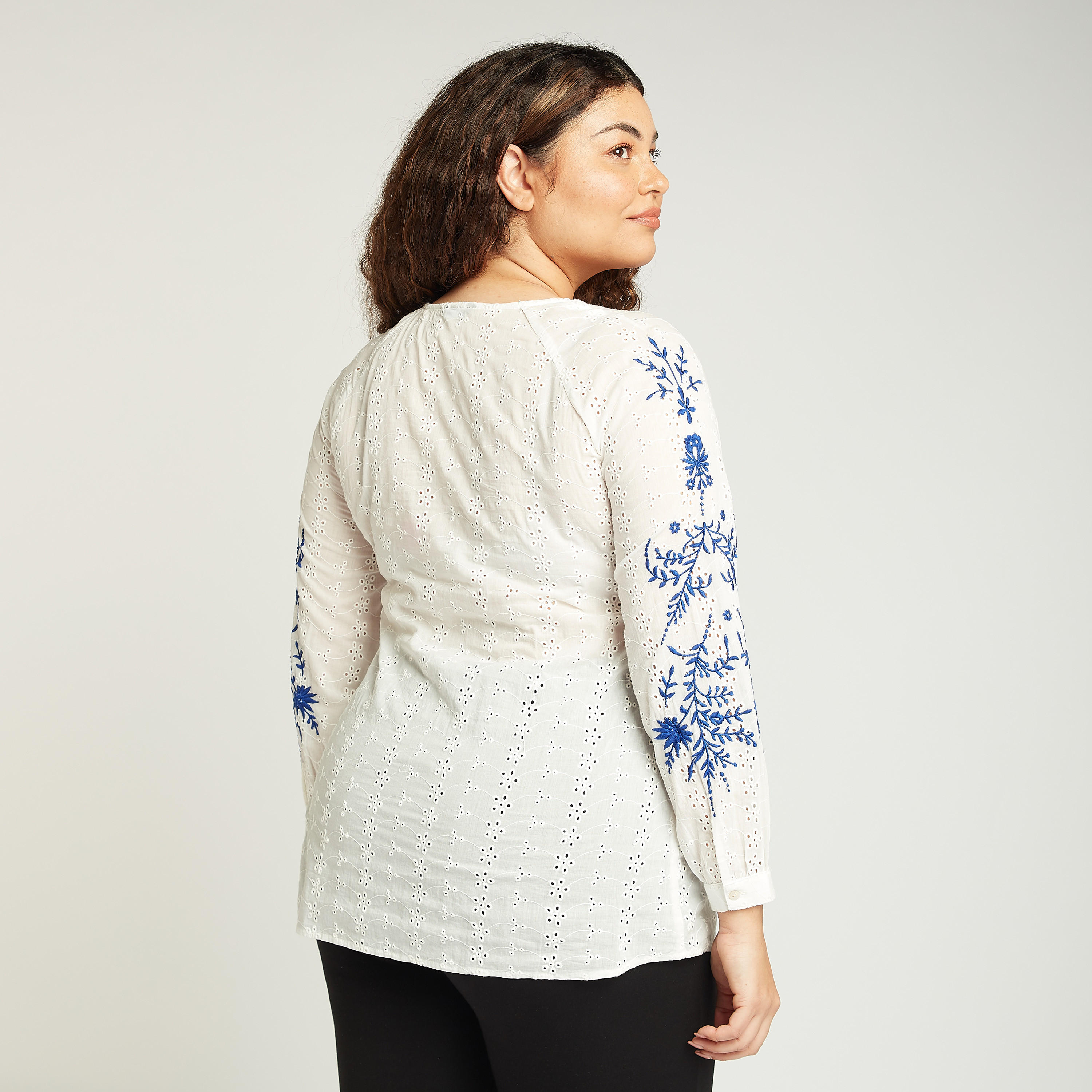 بلوزة مطرّزة بأكمام طويلة وتفاصيل شيفلي-women-clothing-shirtsandblouses-blouses-image-4