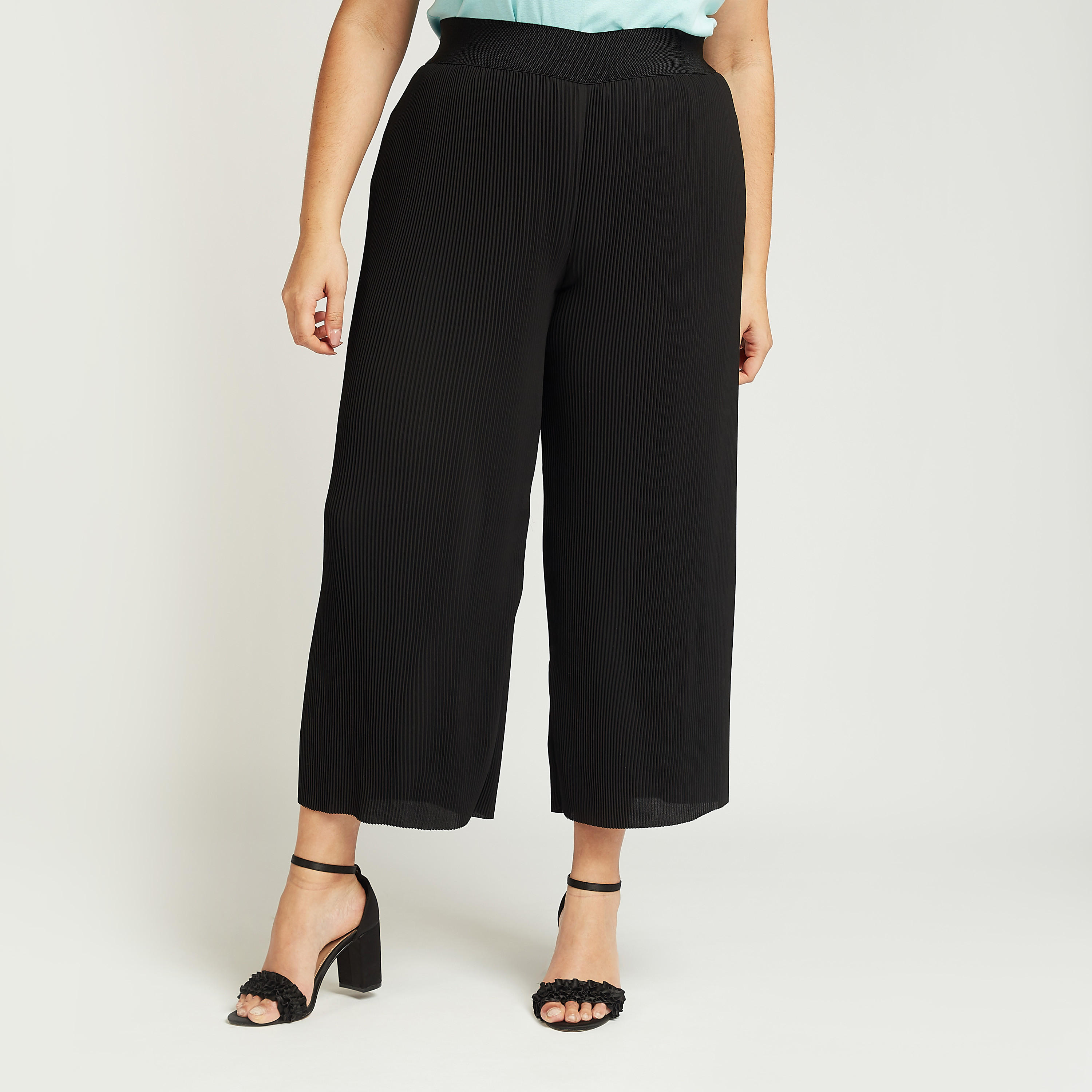 بنطلون قصير بارز الملمس بخصر مطّاطي-women-clothing-bottoms-trousers-image-1