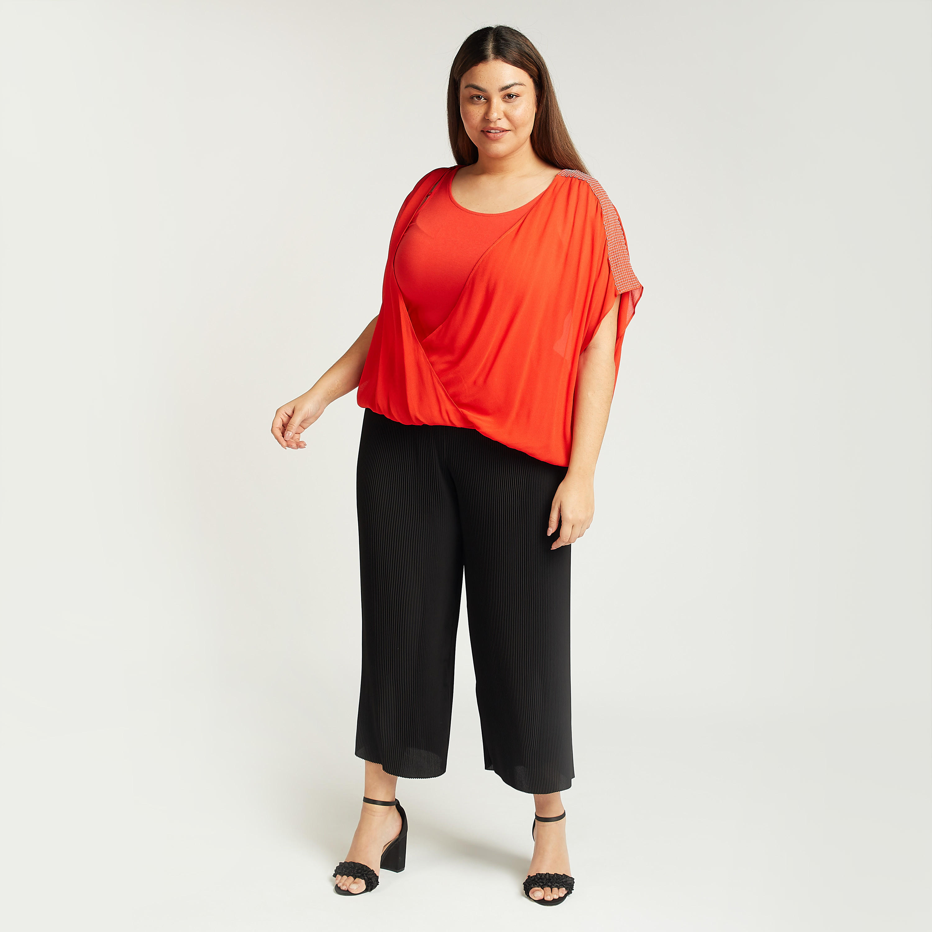 بنطلون قصير بارز الملمس بخصر مطّاطي-women-clothing-bottoms-trousers-image-2