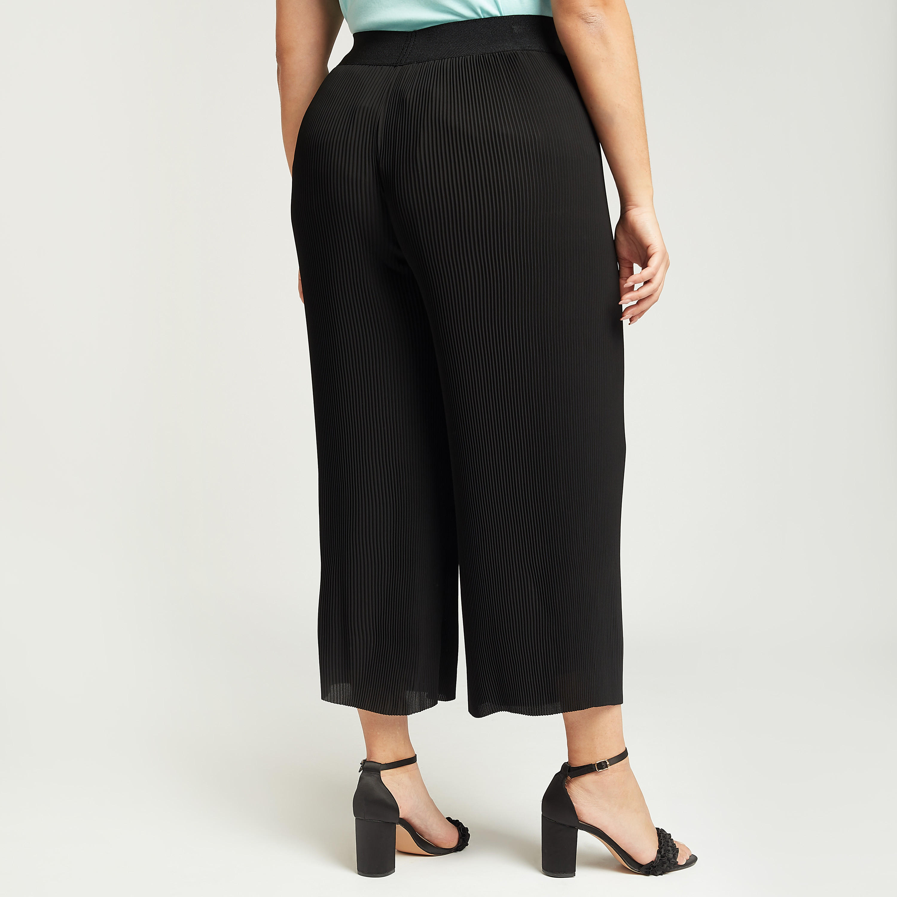 بنطلون قصير بارز الملمس بخصر مطّاطي-women-clothing-bottoms-trousers-image-4