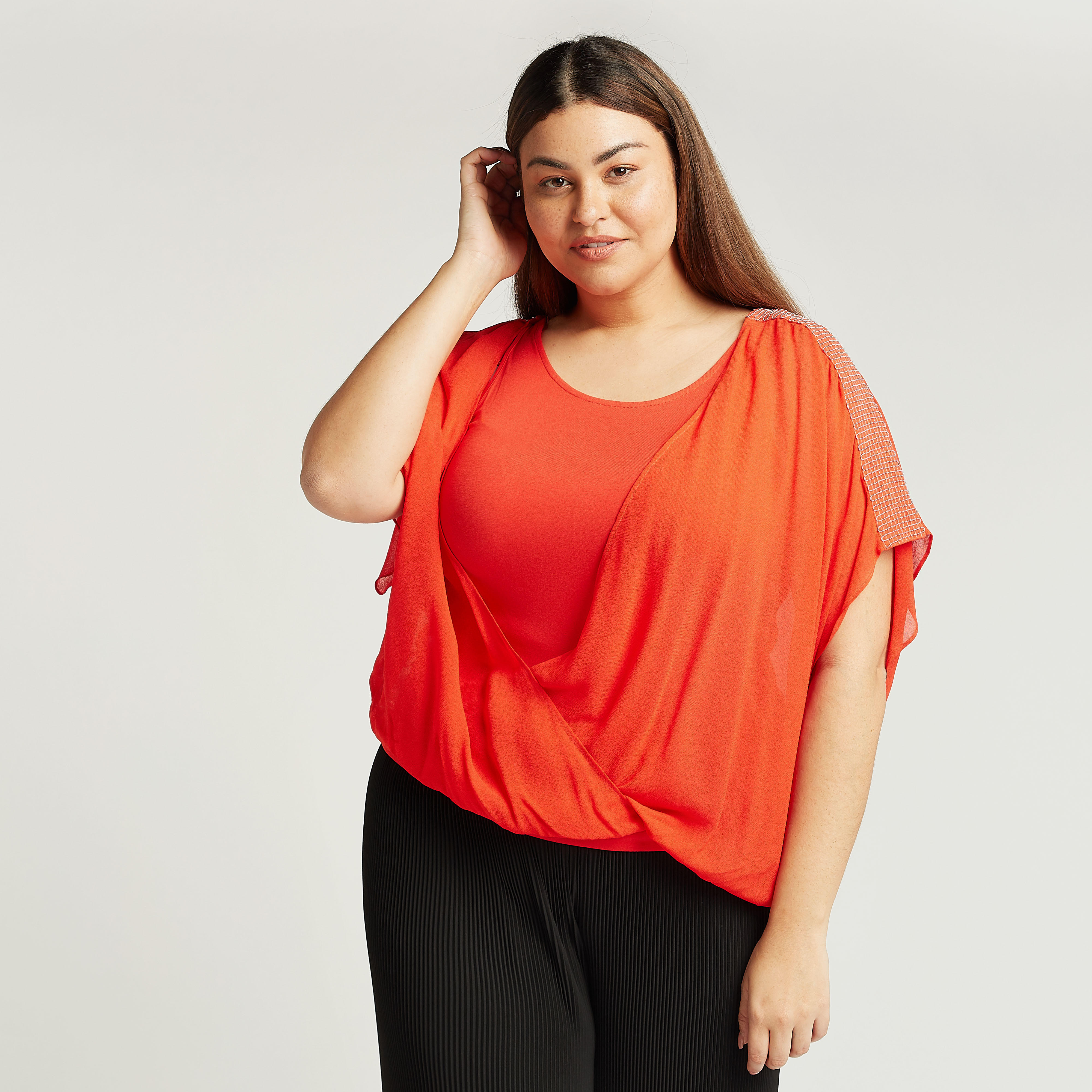 بلوزة سادة بياقة مستديرة وأكمام لامعة-women-clothing-shirtsandblouses-blouses-image-4